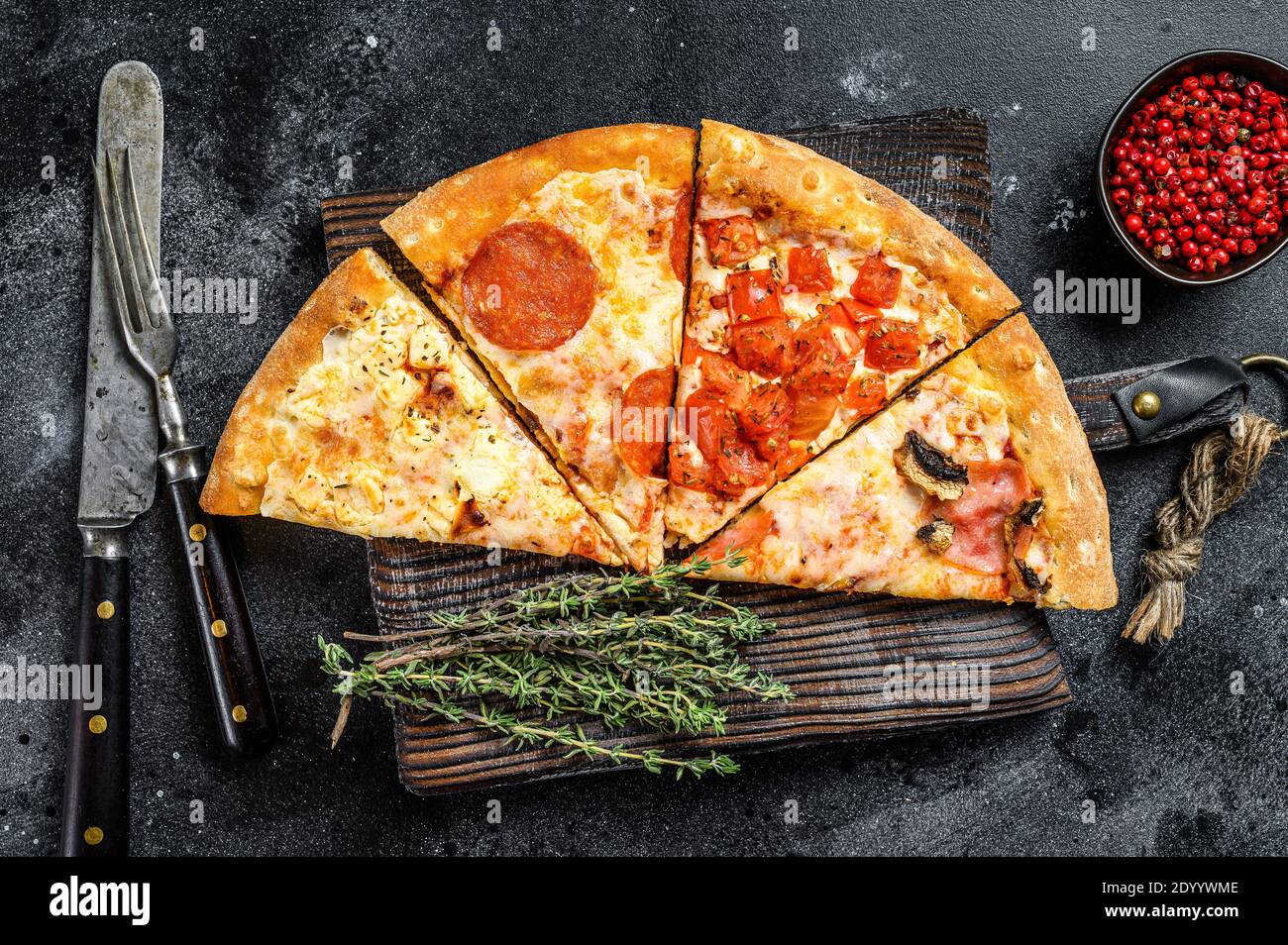 Ensemble de différentes tranches de pizza. Arrière-plan noir. Vue de dessus Banque D'Images