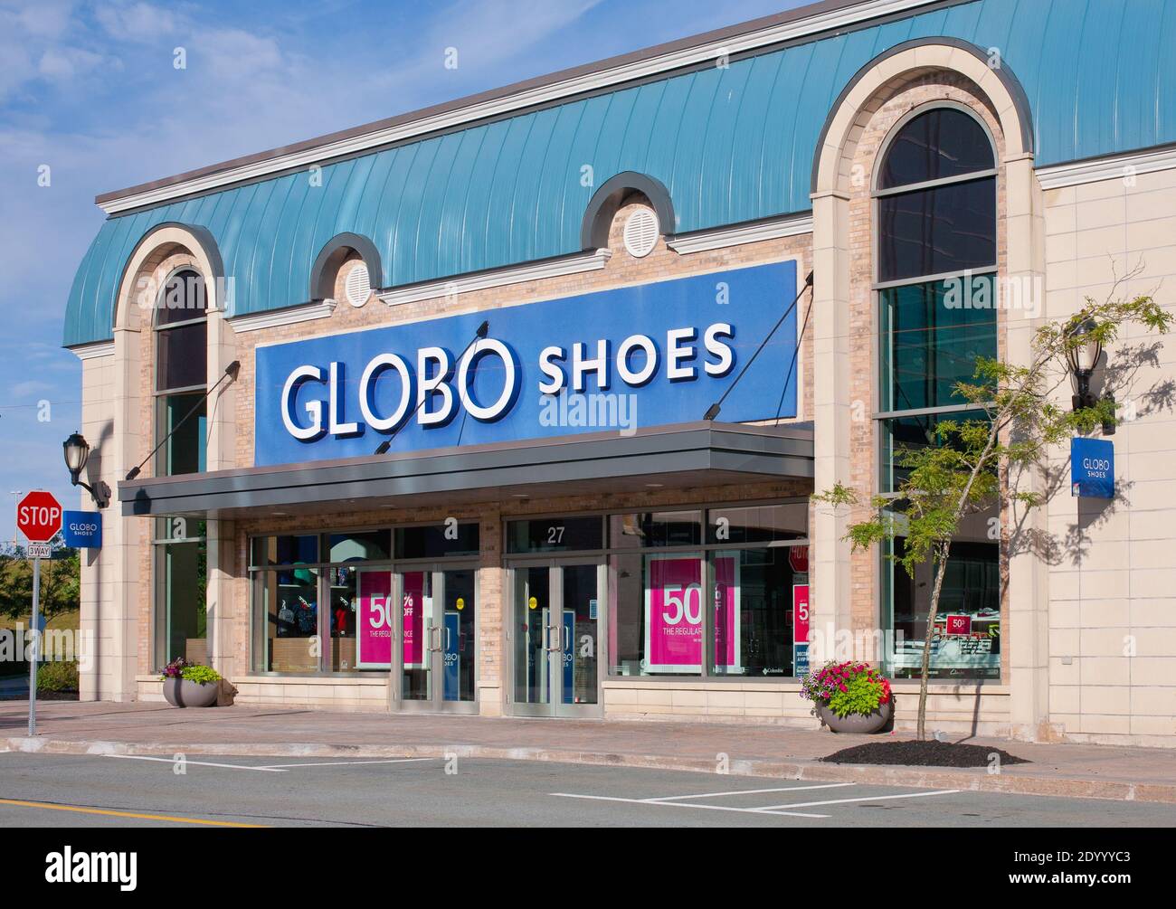 Dartmouth, Canada - 31 juillet 2016 : Globo Shoes Storefront. Globo est un  magasin de détail de chaussures appartenant à la société canadienne Aldo  Group Photo Stock - Alamy