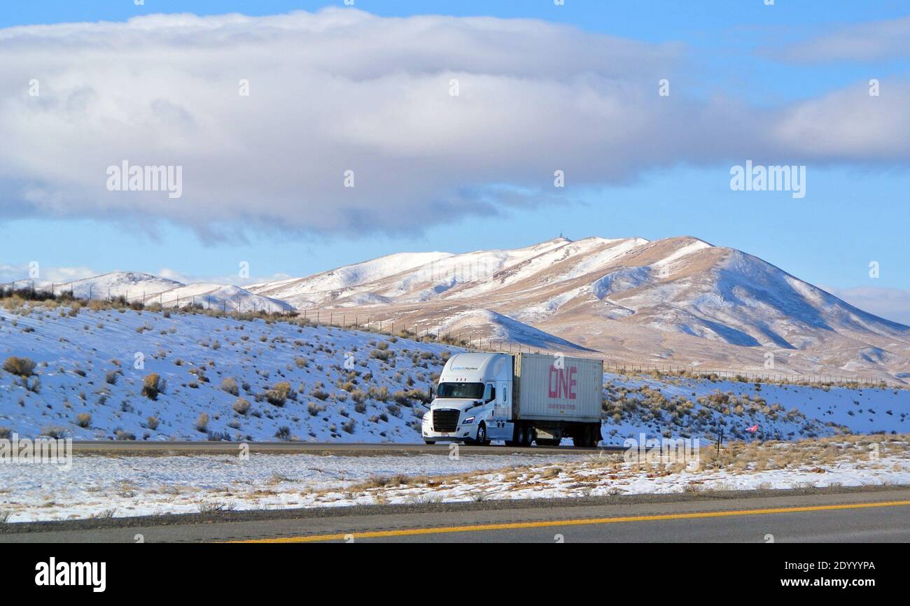 remorque de tracteur sur l'autoroute 80 dans la montagne enneigée norther paysage de désert élevé du nevada au début de l'hiver 2020 Banque D'Images