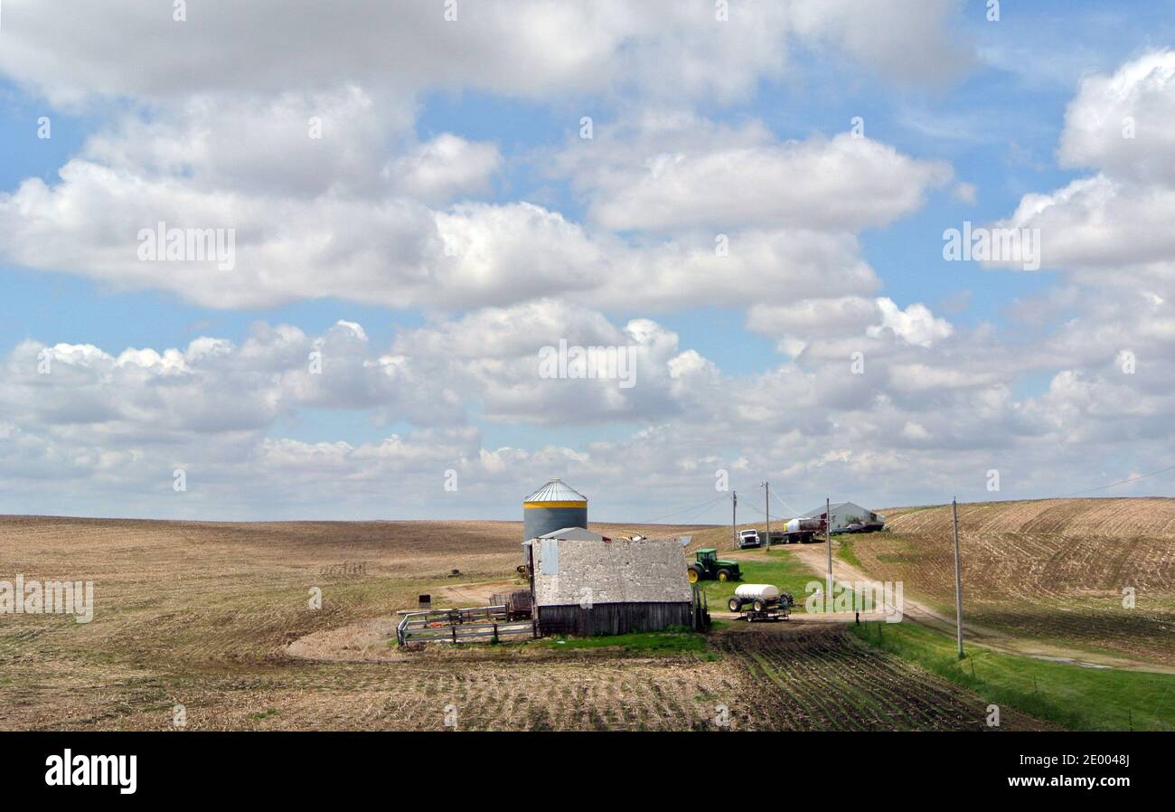 paysage des annonces labourées sur le ranch au début du printemps dans western wyoming usa avec des cumulus et des cieux bleus Banque D'Images