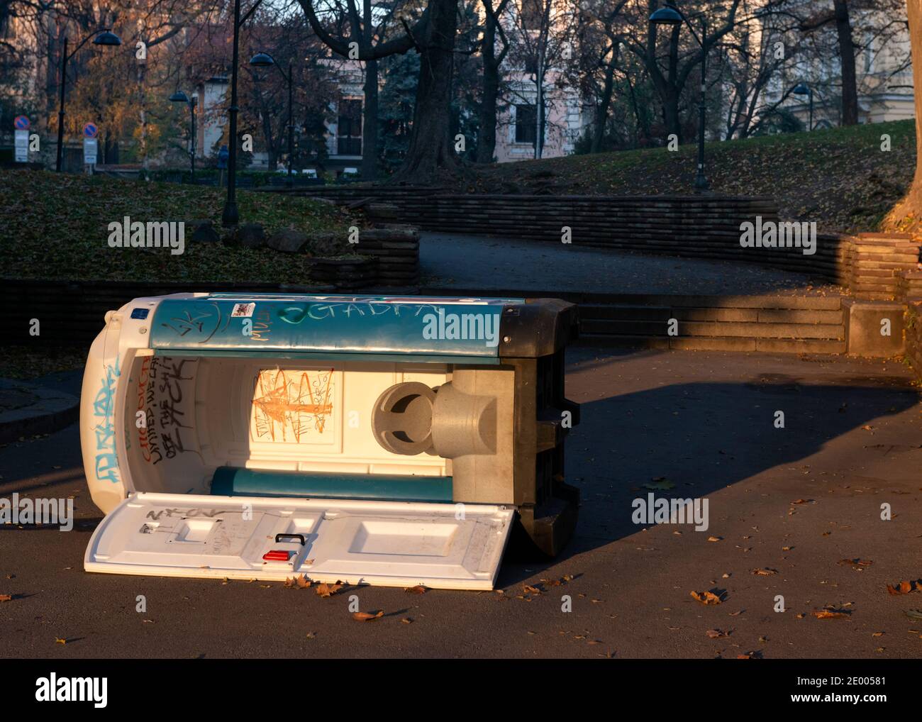 Toilettes chimiques portatives publiques vandalisées à Sofia Bulgarie, Europe de l'est, Balkans, UE Banque D'Images