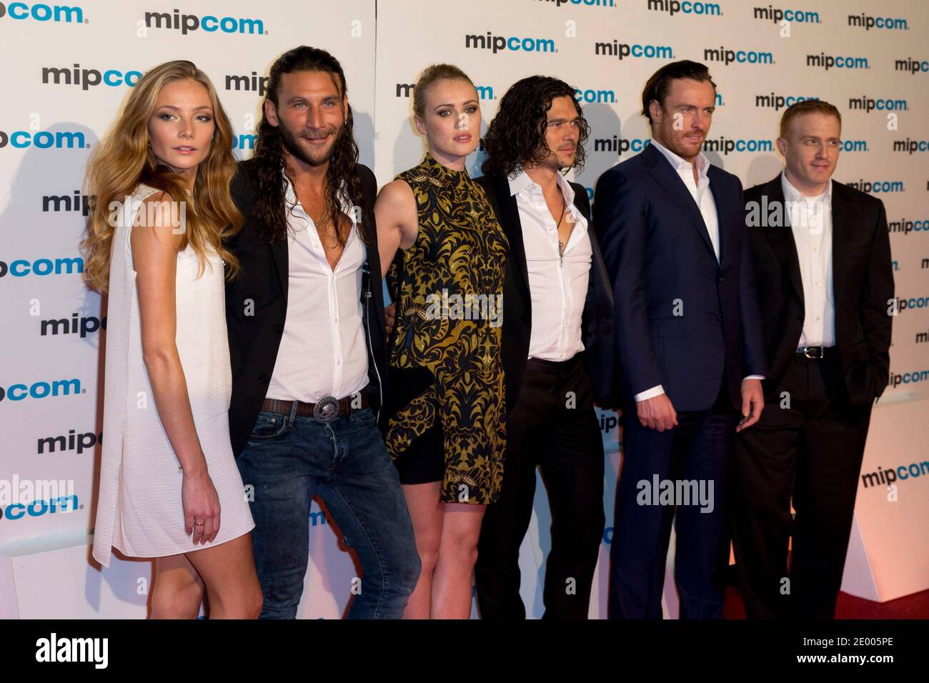 L'actrice Clara Paget, l'actrice Zach McGowan, l'actrice Hannah New, l'actrice Luke Arnold, l'actrice Toby Stephens, Jon Steinberg posent lors d'une séance photo pour le film 'Black Sails' au marché de la télévision et du divertissement MIPCOM à Cannes, en France, le 7 octobre 2013. Photo de Syspeo.R/ABACAPRESS.COM Banque D'Images