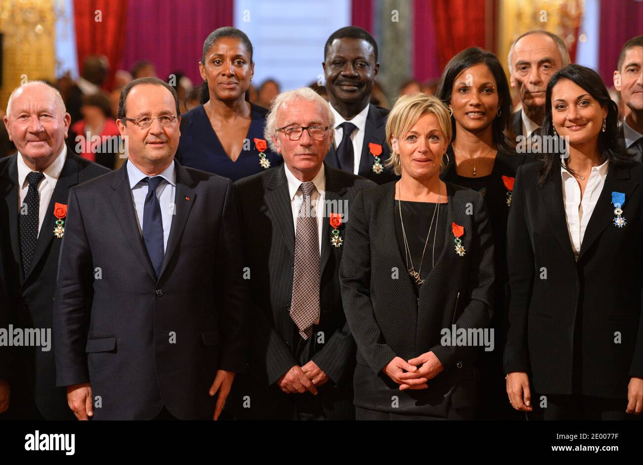 Le président français François Hollande (3rdL) pose avec les récipiendaires de l'insigne de la Légion d'honneur et de l'ordre national du mérite lors d'une cérémonie de remise des prix aux personnalités sportives françaises à l'Elysée Palace à Paris, France, le 9 octobre 2013. De gauche à droite : le président de la Fédération française d'athlétisme Bernard Amsalem, l'ancien entraîneur français Jean-Claude Perrin, le président français François Hollande, le triple champion olympique Marie-Jose Perec, le journaliste sportif Jacques Vendroux, l'ancien président du club olympique de Marseille Pape Diouf, la championne olympique judo Cecile Nowak-Grasso, 4x100m World ch Banque D'Images