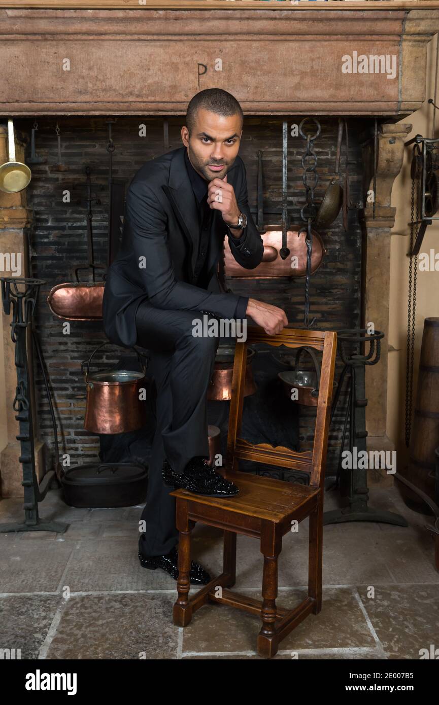 Tony Parker prend sa retraite à l'âge de 37 ans - Tony Parker, joueur de basket-ball de la NBA et de France, pose lors du gala de la fondation Make-A-Wish au restaurant Paul Bocuse à Lyon, en France, le 26 septembre 2013. Photo de Loona/ABACAPRESS.COM Banque D'Images