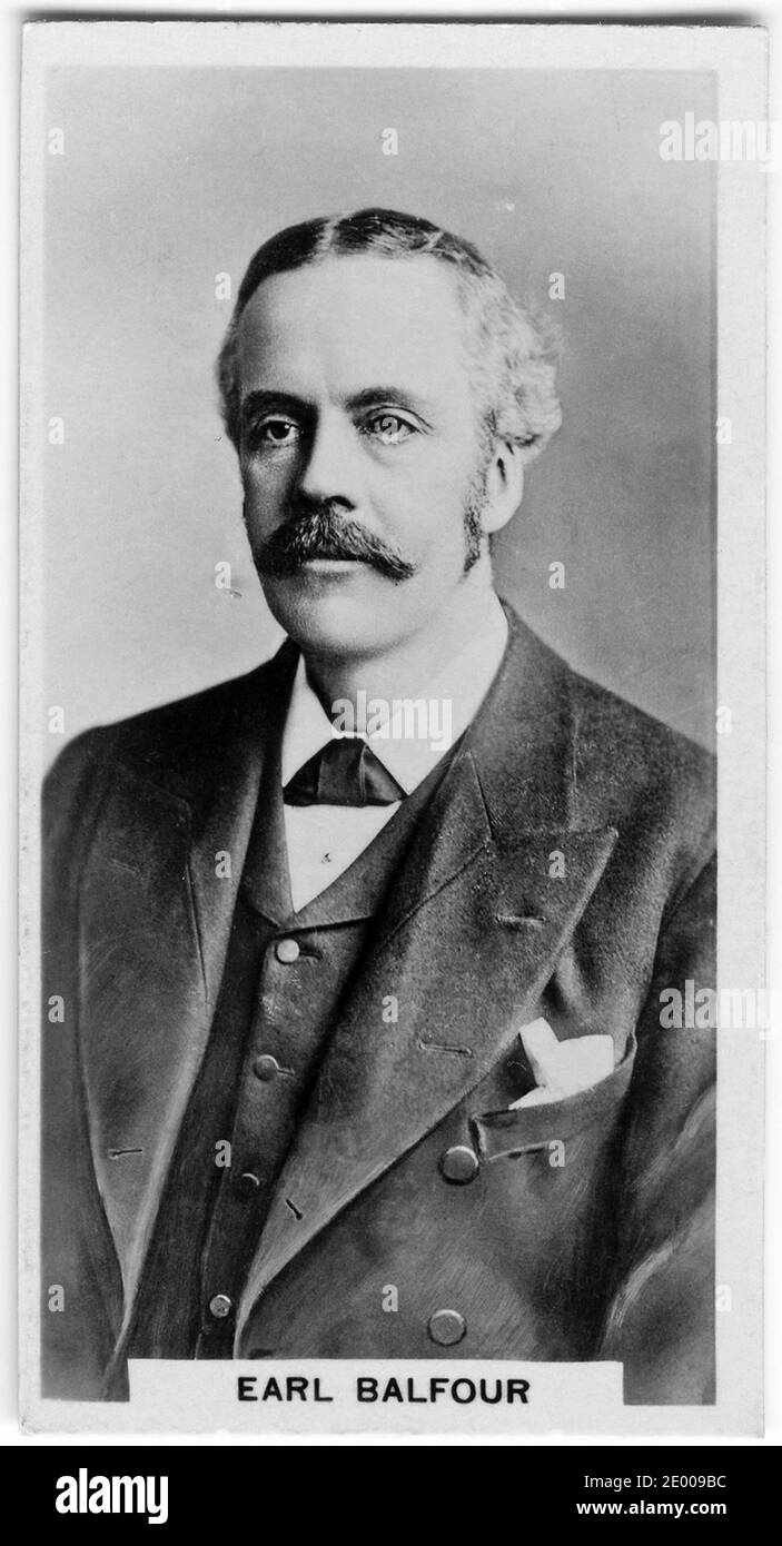 Carte à cigarettes portrait d'Arthur James Balfour, 1er comte de Balfour, KG, OM, PC, FRS, FBA, DL (1848 – 1930) homme d'État conservateur britannique qui a été Premier ministre du Royaume-Uni de 1902 à 1905. En tant que secrétaire aux Affaires étrangères du ministère Lloyd George, il a publié la Déclaration Balfour en 1917 au nom du cabinet. Banque D'Images