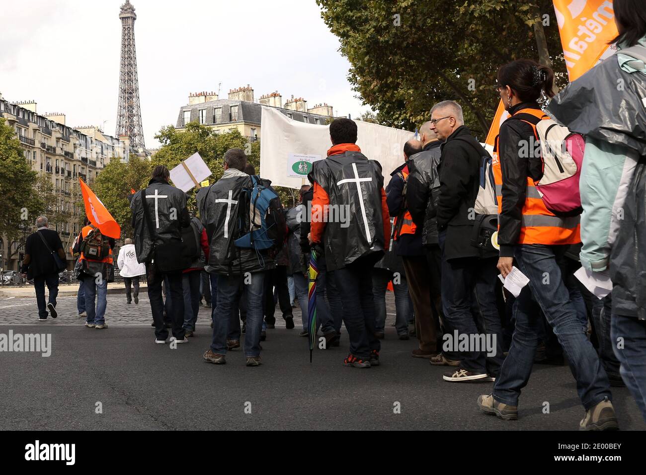 Les employés de la société française d'équipements de télécommunications Alcatel Lucent manifestent contre les plans de réduction de 10.000 emplois dans le cadre d'une tentative de réduction des coûts, à Paris, en France, le 15 octobre 2013. La société a enregistré des pertes au cours des cinq trimestres précédents et espère économiser 0,4 milliards grâce à des réductions de coûts d'ici 2015. Photo de Stephane Lemouton/ABACAPRESS.COM Banque D'Images