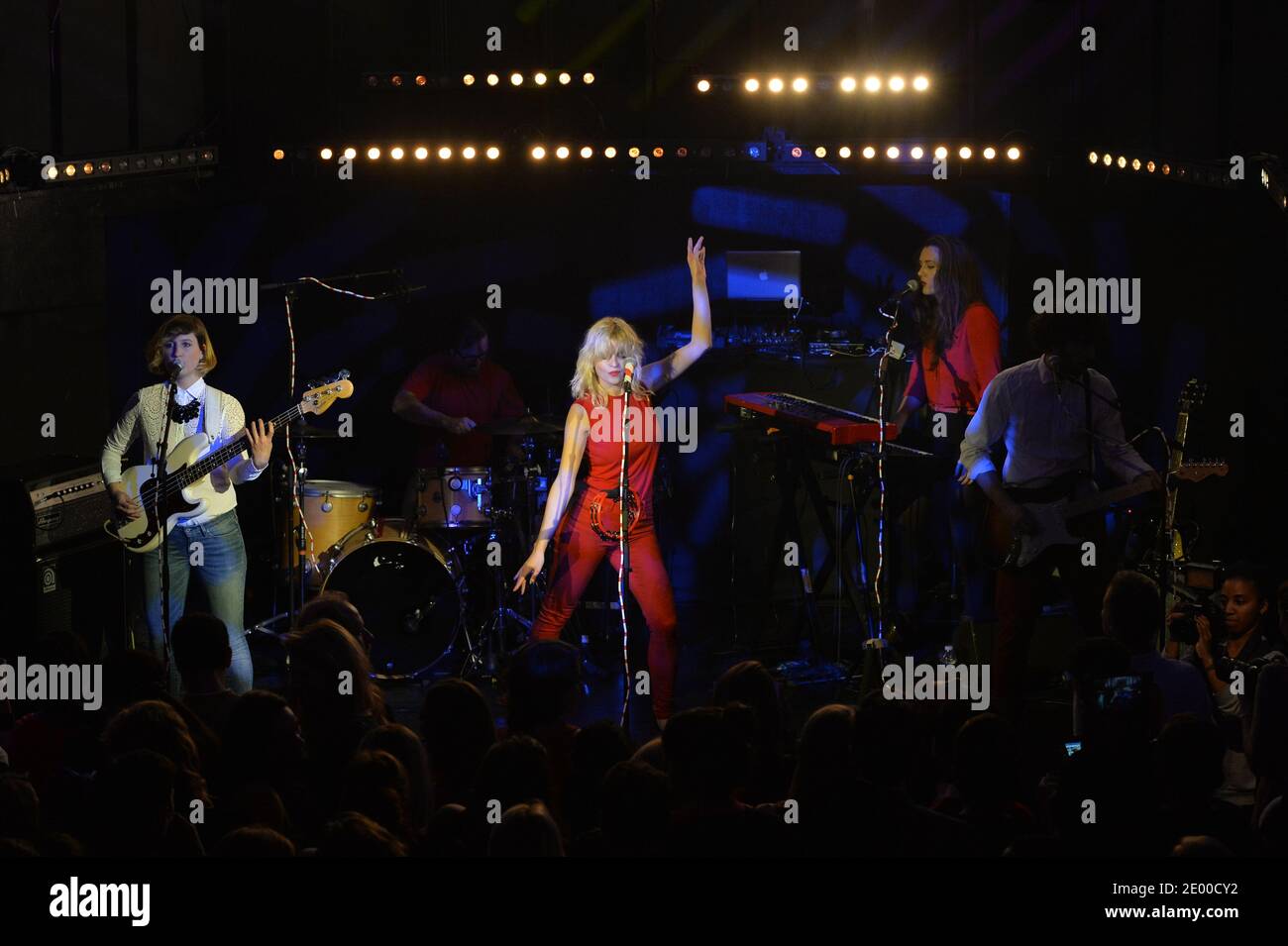 Exclusif - Cecile Cassel se produit avec son groupe HollySiz lors du 4ème anniversaire de la télévision de juin à Paris, France, le 16 octobre 2013. Photo de Jeremy Charriau/ABACAPRESS.COM Banque D'Images