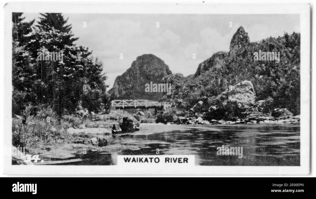 Illustration de la rivière Waikato près du village d'Atiamuri, avec le mont Pohaturoa en arrière-plan, Rotorua, Nouvelle-Zélande; à partir d'une carte à cigarettes imprimée dans les années 1930 Banque D'Images