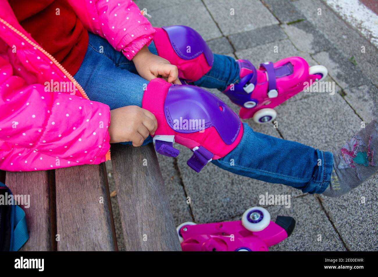 Petite fille méconnaissable qui se prépare à faire du skate2 Banque D'Images