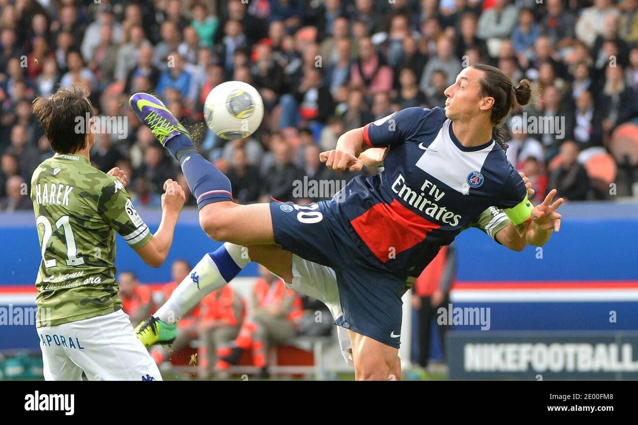 Zlatan Ibrahimovic du PSG lors du match de football de la première Ligue française, Paris Saint-Germain contre SC Bastia au stade du Parc des Princes à Paris, France, le 19 octobre 2013. Photo de Christian Liewig Banque D'Images