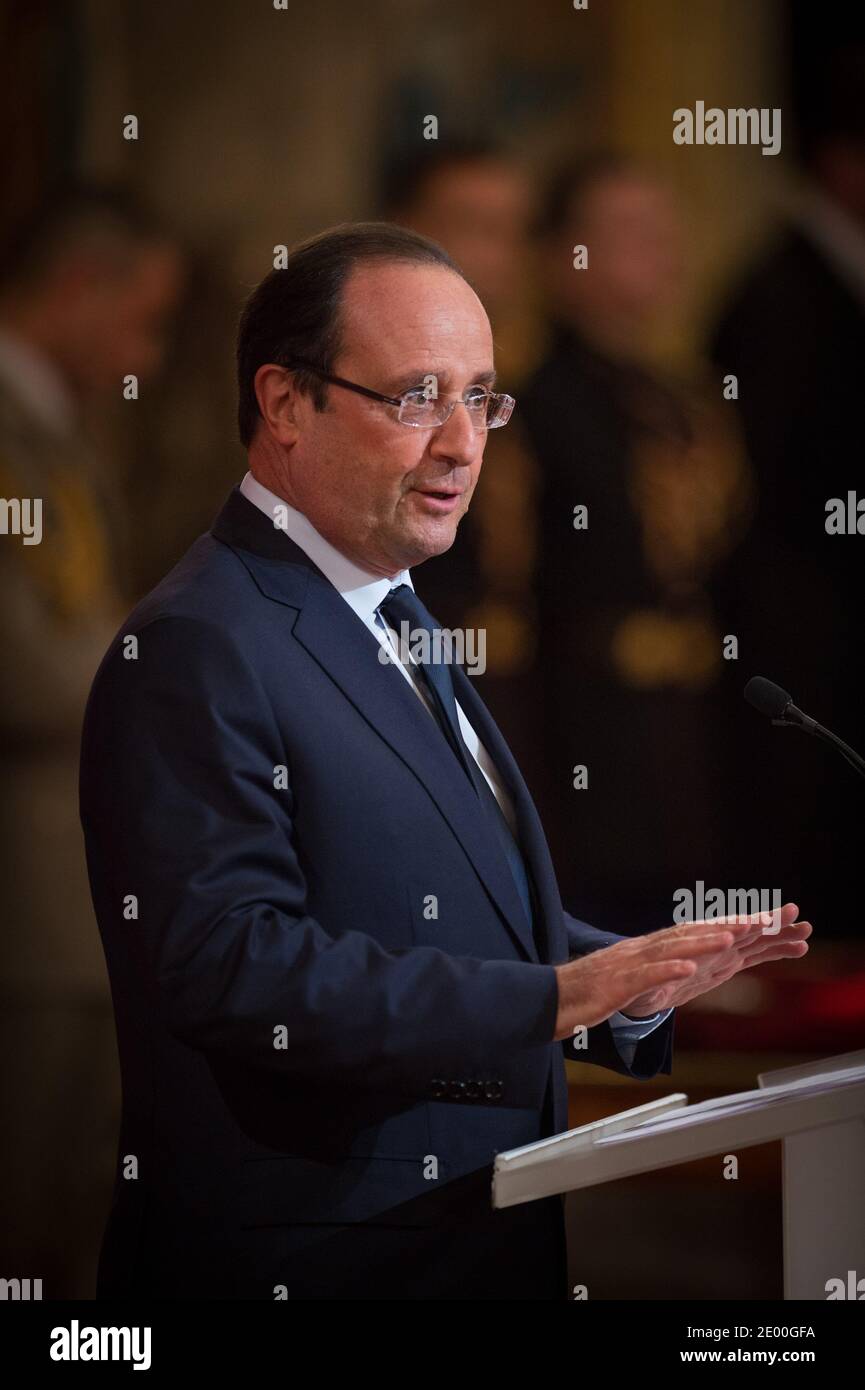 Le président français François Hollande assiste à une cérémonie avec Jacques Friedel, Françoise barre-Sinoussi, Yves Coppens, François gros, Maris-Lise Chanin, Pascal Bergman et René Blanchet qui s'est tenue à l'Elysee Palace à Paris, France, le 22 octobre 2013. Photo de Christophe Guibbbaud/ABACAPRESS.COM Banque D'Images