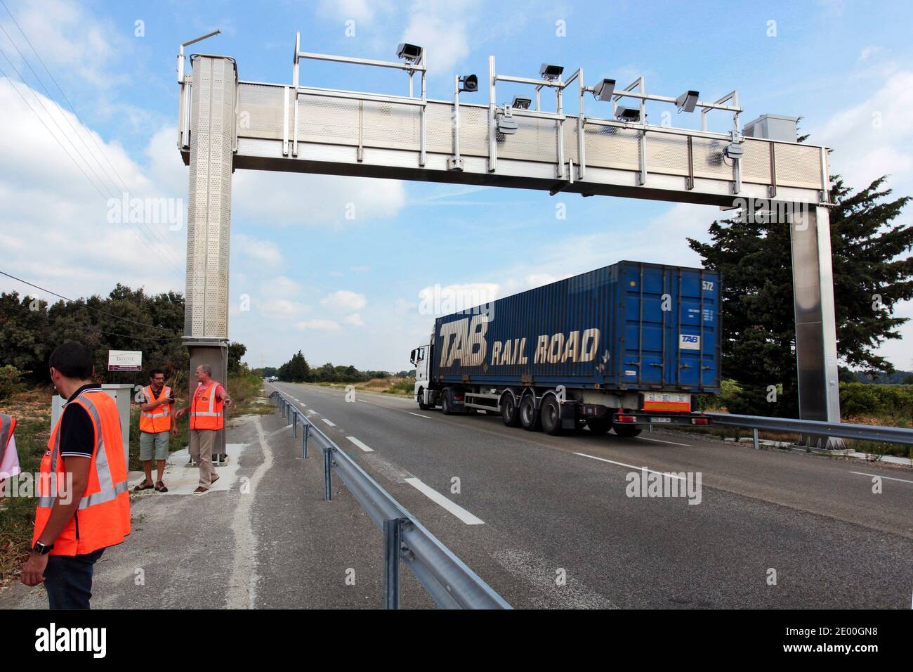 Les camions passent sous un portique électronique écotaxe sur la route  RD6100 dans le sud de la France le 26 septembre 2013. En vertu du régime  écotaxe, tous les véhicules lourds de