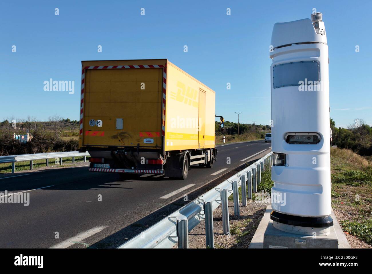 Les camions passent un scanner électronique écotaxe sur la route RD613 à  Bouzigues, au sud de la France, le 7 octobre 2013. En vertu du régime  écotaxe, tous les véhicules lourds de