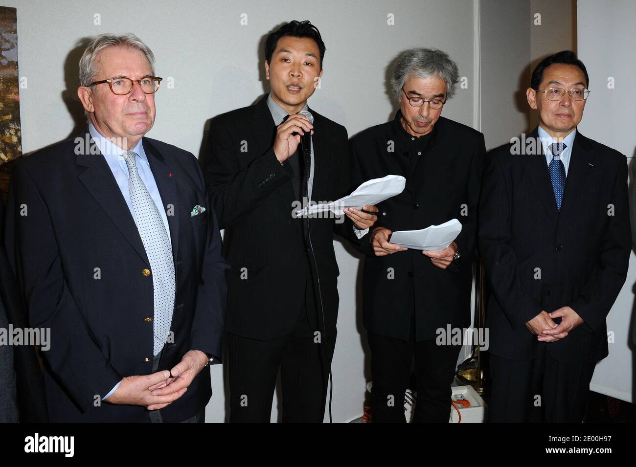 Bruno Durieux, Fan Di'an, Remy Aron et Kong Quan participant à l'exposition 'CHIFRA' ouverture sur les champs-Elysées, à Paris, France, le 23 octobre 2013. Photo d'Aurore Marechal/ABACAPRESS.COM Banque D'Images