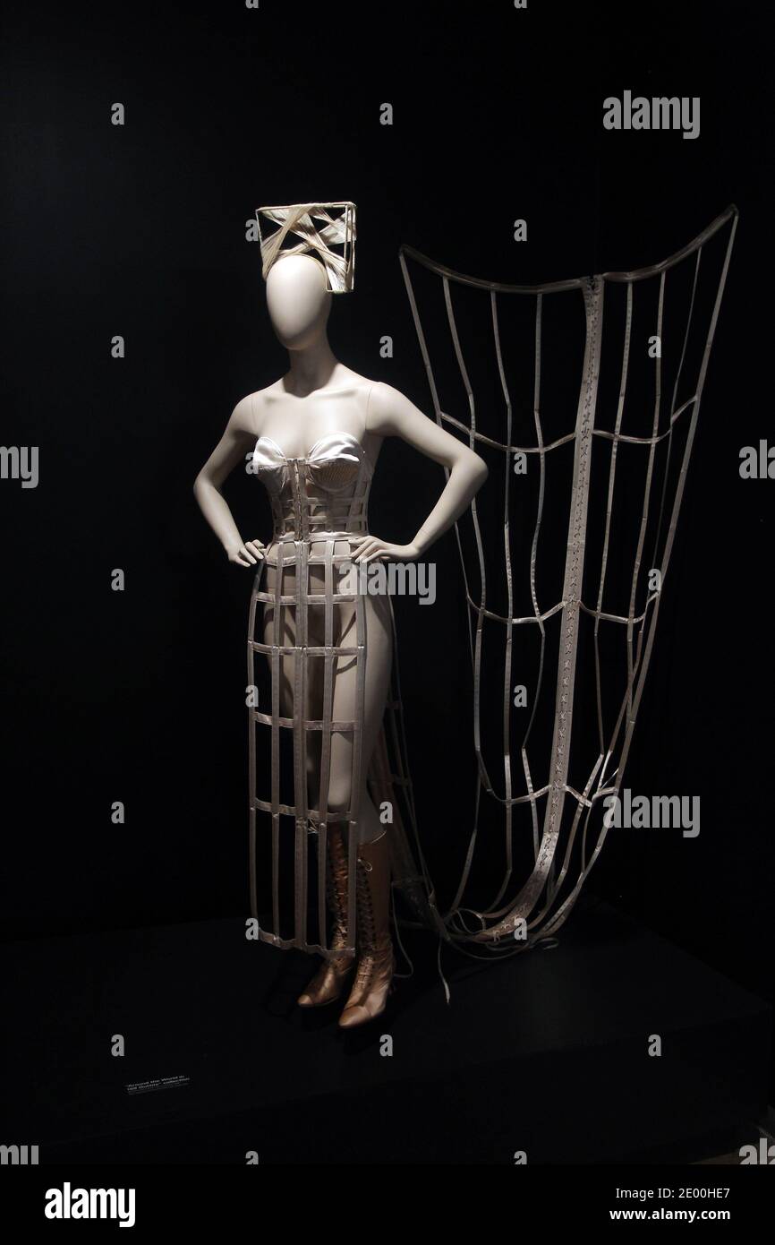 Les créations du couturier français Jean-Paul Gaultier sont exposées lors d'un avant-goût de l'exposition « The Fashion World of Jean-Paul Gaultier: Du trottoir à la passerelle » au Brooklyn Museum à New York le 23 octobre 2013. L'exposition, qui présente des mannequins grandeur nature avec des visages animés par vidéo, se déroulera du 25 octobre 2013 au 23 février 2014. Photo de Charles Guerin/ABACAPRESS.COM Banque D'Images