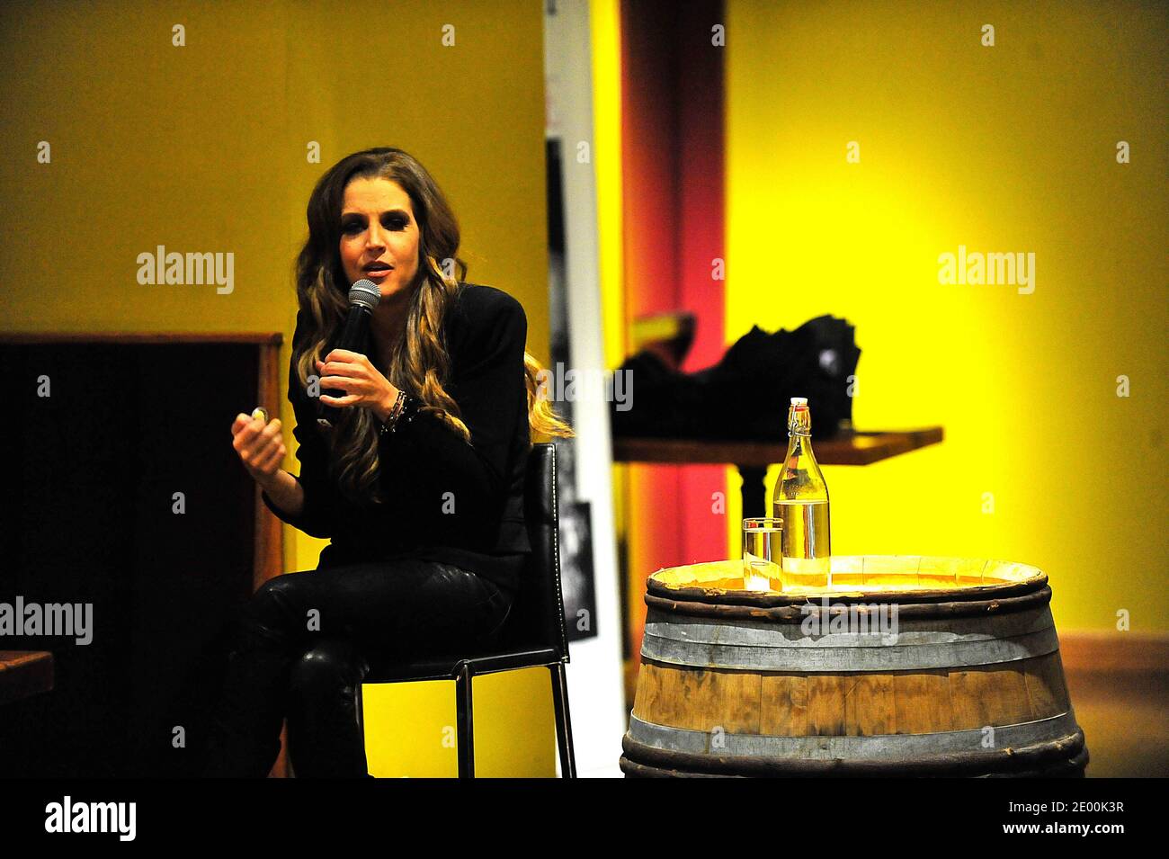 Lisa Marie Presley se produit à la City Winery Chicago à Chicago, il, États-Unis le 25 octobre 2013. Après le spectacle, environ 50 000 fans ont eu l'occasion de rencontrer et d'accueillir la fille de feu Elvis Presley, et de participer à des questions-réponses Maintenant mariée à l'un des guitaristes de son groupe, Michael Lockwood, depuis 2006, Mme Prelsley est également mariée à Michael Jackson et à l'acteur Nicholas cage. Photo de Cindy Barrymore/ABACAPRESS.COM Banque D'Images