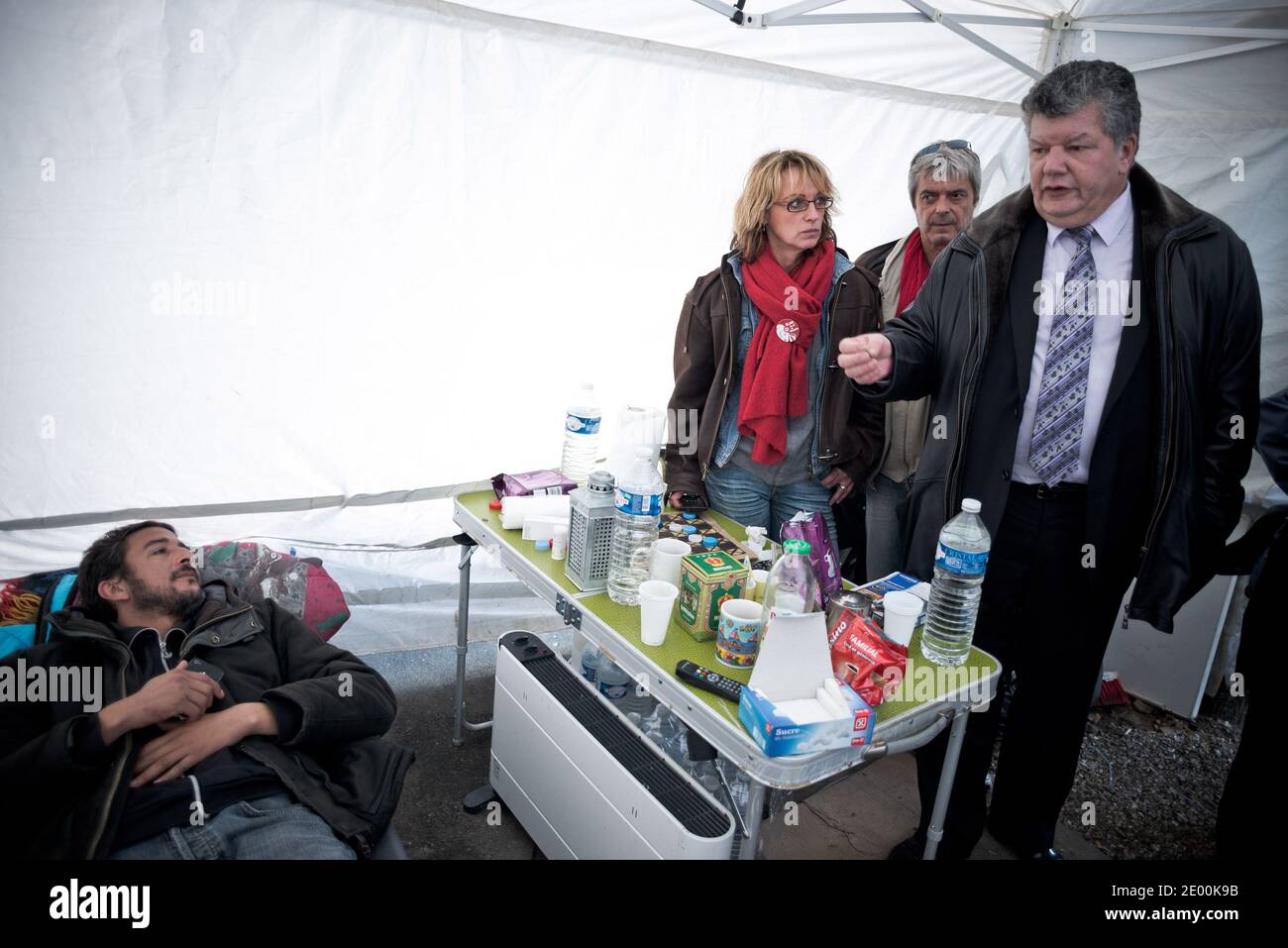 Frederik Bernard, Maire de la ville de Poissy.Samedi, 26 octobre 2013, le 39ème jour de grève de la faim pour sept employés de l'usine Peugeot-Citroën (PSA) Poissy (78), à l'ouest de Paris. Aujourd'hui, avec l'aide de partisans (associations, partis politiques, syndicats), ils ont marché jusqu'à l'hôtel de ville, où ils ont été reçus par Frederik Bernard, maire de la ville de Poissy. À midi, il s'est ensuite déplacé dans le camp des grévistes, pour leur donner son soutien et leur dire qu'il est intervenu avec le préfet, pour demander la reprise des négociations avec la direction de PSA, lundi matin. Poiss Banque D'Images