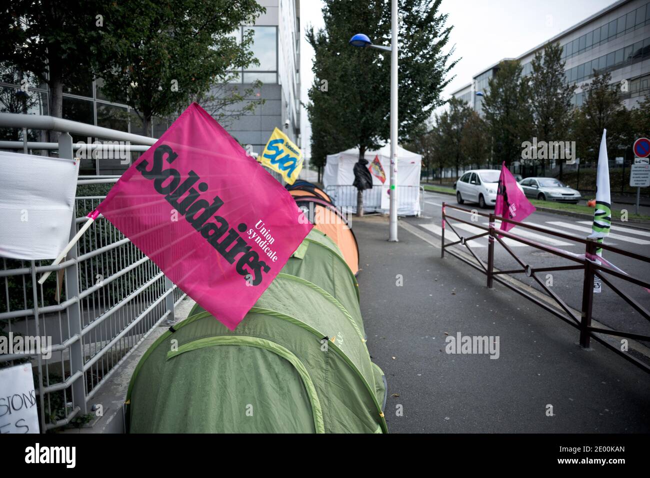 Atmosphère générale du camp..Samedi, 26 octobre 2013, 39ème jour de grève de la faim pour sept employés de l'usine Peugeot-Citroën (PSA) Poissy (78), à l'ouest de Paris. Aujourd'hui, avec l'aide de partisans (associations, partis politiques, syndicats), ils ont marché jusqu'à l'hôtel de ville, où ils ont été reçus par Frederik Bernard, maire de la ville de Poissy. À midi, il s'est ensuite déplacé dans le camp des grévistes, pour leur donner son soutien et leur dire qu'il est intervenu avec le préfet, pour demander la reprise des négociations avec la direction de PSA, lundi matin. Poissy (78), France Banque D'Images