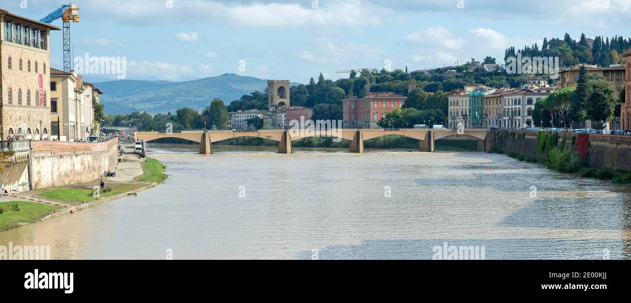 Le Ponte alle Grazie à Florence, Italie, le mardi 22 octobre 2013. Cette vue est orientée vers le sud sur la rivière Arno depuis le pont Ponte Vecchio. Photo de Ron Sachs/CNP/ABACAPRESS.COM Banque D'Images