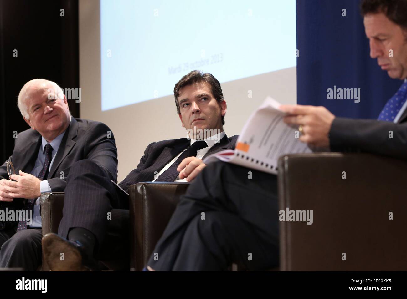 Le vice-président de l'association patronale française Medef, Jean-Claude Volot, le ministre français du renouveau industriel, Arnaud Montebourg, et le vice-président de Medef, Geoffroy Roux de Bezieux, assistent à une réunion au siège de Medef à Paris le 29 octobre 2013. Montebourg a réitéré ses critiques à l'égard de l'Allemagne, d'un euro fort et des politiques d'austérité à travers l'Europe, lors d'un discours au MEDEF aujourd'hui, quelques jours avant le 20ème anniversaire du Traité de Maastricht. Photo de Stephane Lemouton/ABACAPRESS.COM Banque D'Images