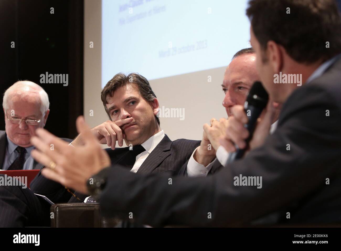 Le vice-président de l'association patronale française Medef, Jean-Claude Volot, ministre français du renouveau industriel, Arnaud Montebourg, le président de Medef, Pierre GATTAZ, et le vice-président de Medef, Geofroy Roux de Bezieux, assistent à une réunion au siège de Medef à Paris le 29 octobre 2013. Montebourg a réitéré ses critiques à l'égard de l'Allemagne, d'un euro fort et des politiques d'austérité à travers l'Europe, lors d'un discours au MEDEF aujourd'hui, quelques jours avant le 20ème anniversaire du Traité de Maastricht. Photo de Stephane Lemouton/ABACAPRESS.COM Banque D'Images