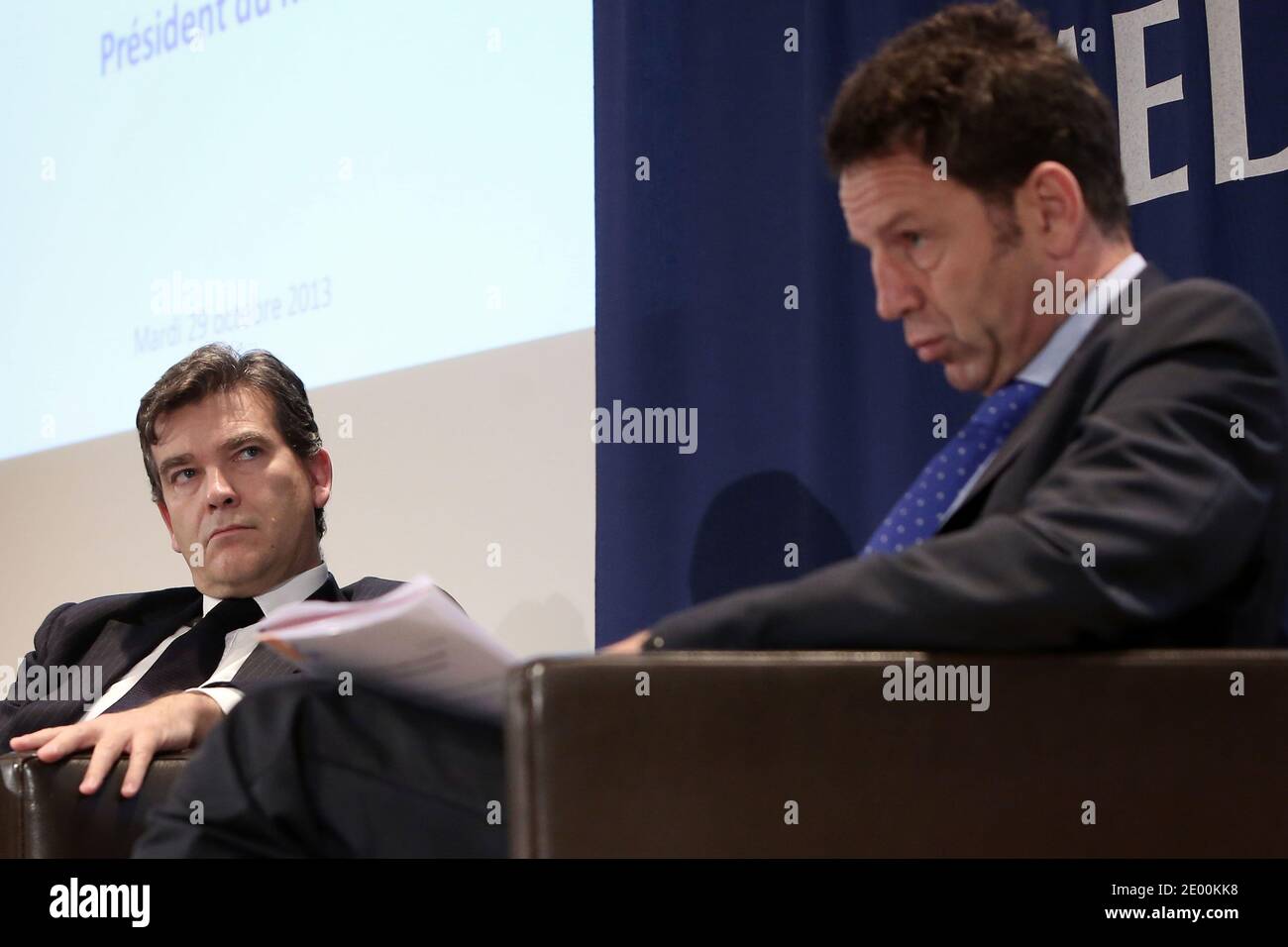 Arnaud Montebourg, ministre français du renouveau industriel, et Geoffroy Roux de Bezieux, vice-président de Medef, assistent à une réunion au siège de Medef à Paris le 29 octobre 2013. Montebourg a réitéré ses critiques à l'égard de l'Allemagne, d'un euro fort et des politiques d'austérité à travers l'Europe, lors d'un discours au MEDEF aujourd'hui, quelques jours avant le 20ème anniversaire du Traité de Maastricht. Photo de Stephane Lemouton/ABACAPRESS.COM Banque D'Images