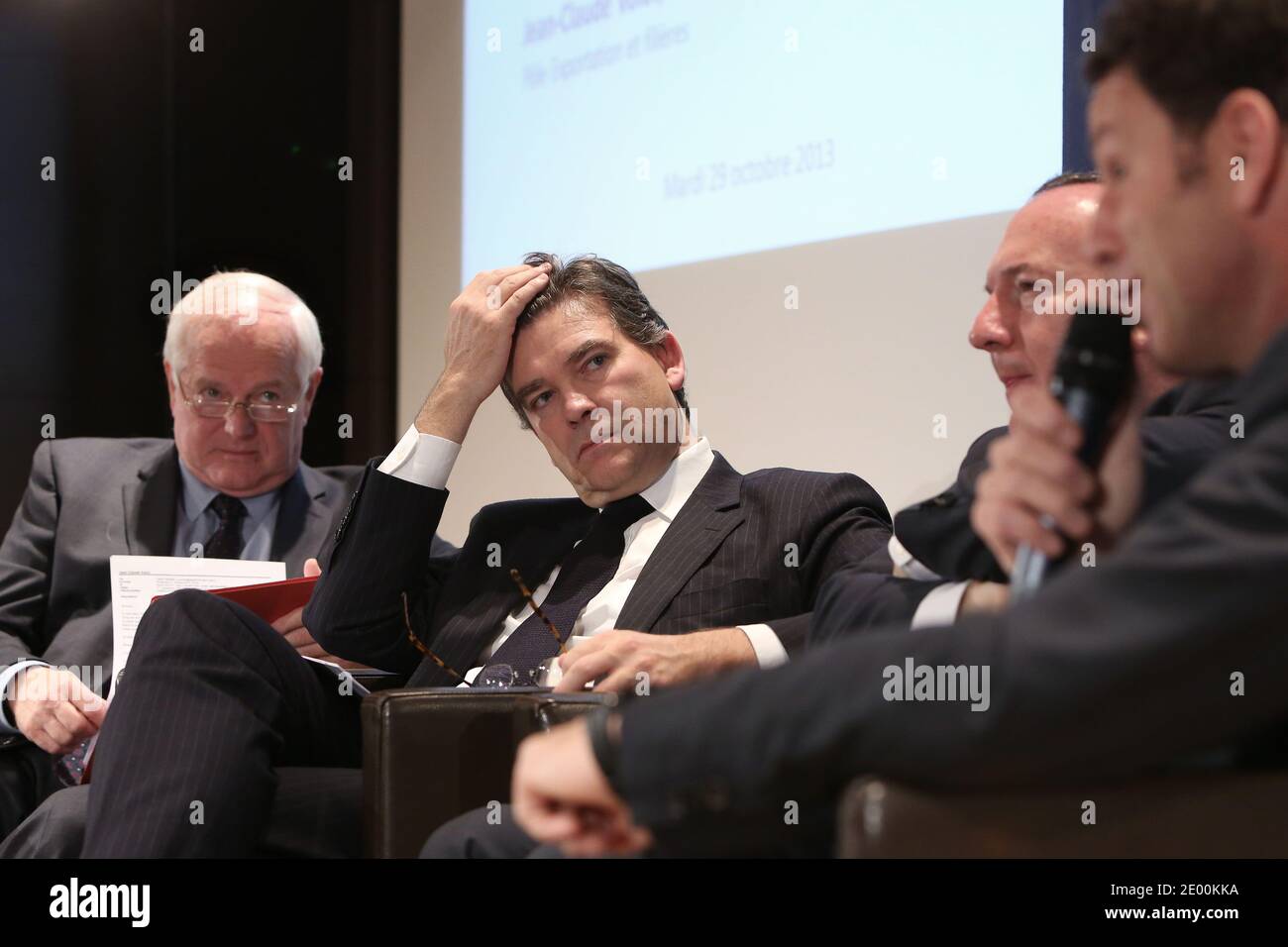 Le vice-président de l'association patronale française Medef, Jean-Claude Volot, ministre français du renouveau industriel, Arnaud Montebourg, le président de Medef, Pierre GATTAZ, et le vice-président de Medef, Geofroy Roux de Bezieux, assistent à une réunion au siège de Medef à Paris le 29 octobre 2013. Montebourg a réitéré ses critiques à l'égard de l'Allemagne, d'un euro fort et des politiques d'austérité à travers l'Europe, lors d'un discours au MEDEF aujourd'hui, quelques jours avant le 20ème anniversaire du Traité de Maastricht. Photo de Stephane Lemouton/ABACAPRESS.COM Banque D'Images