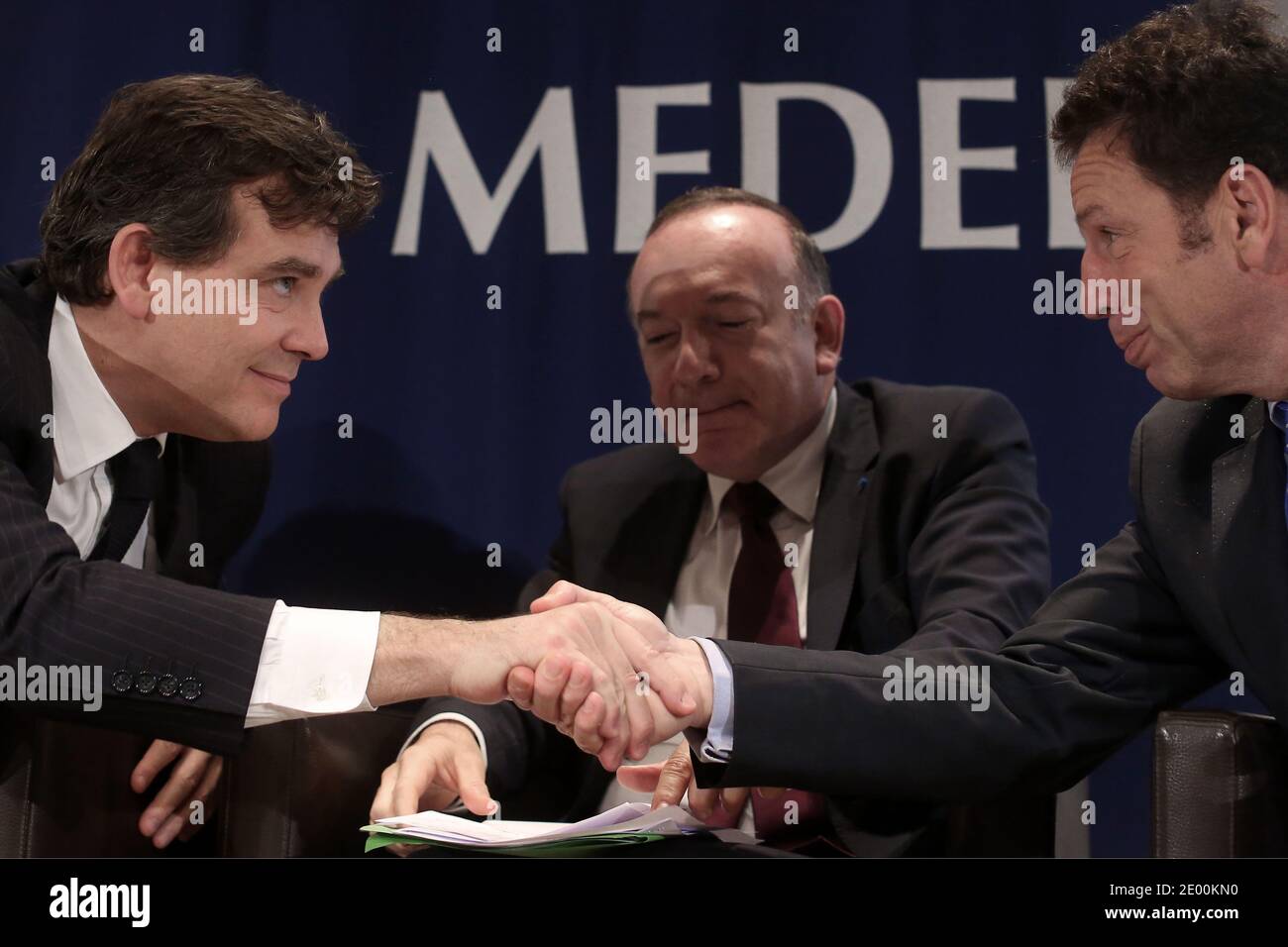 Le ministre français du renouveau industriel Arnaud Montebourg, le président de Medef Pierre GATTAZ et le vice-président de Medef Geoffroy Roux de Bezieux assistent à une réunion au siège de Medef à Paris le 29 octobre 2013. Montebourg a réitéré ses critiques à l'égard de l'Allemagne, d'un euro fort et des politiques d'austérité à travers l'Europe, lors d'un discours au MEDEF aujourd'hui, quelques jours avant le 20ème anniversaire du Traité de Maastricht. Photo de Stephane Lemouton/ABACAPRESS.COM Banque D'Images