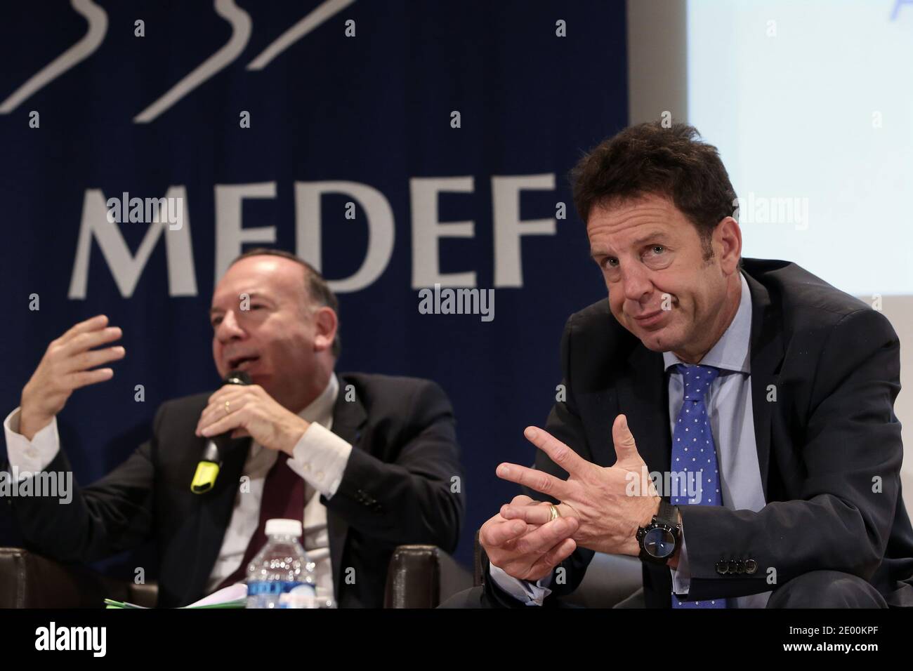 Pierre GATTAZ, président de MEDEF, et Geoffroy Roux de Bezieux, vice-président de Medef assistent à une réunion au siège de Medef à Paris le 29 octobre 2013. Montebourg a réitéré ses critiques à l'égard de l'Allemagne, d'un euro fort et des politiques d'austérité à travers l'Europe, lors d'un discours au MEDEF aujourd'hui, quelques jours avant le 20ème anniversaire du Traité de Maastricht. Photo de Stephane Lemouton/ABACAPRESS.COM Banque D'Images