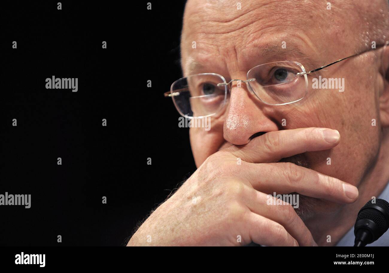 Le directeur du renseignement national James Clapper témoigne lors d'une audience devant le comité du renseignement de la Chambre (Select) sur Capitol Hill à Washington, DC, USA, le 29 octobre 2013. Photo par Olivier Douliery/ABACAPRESS.COM Banque D'Images