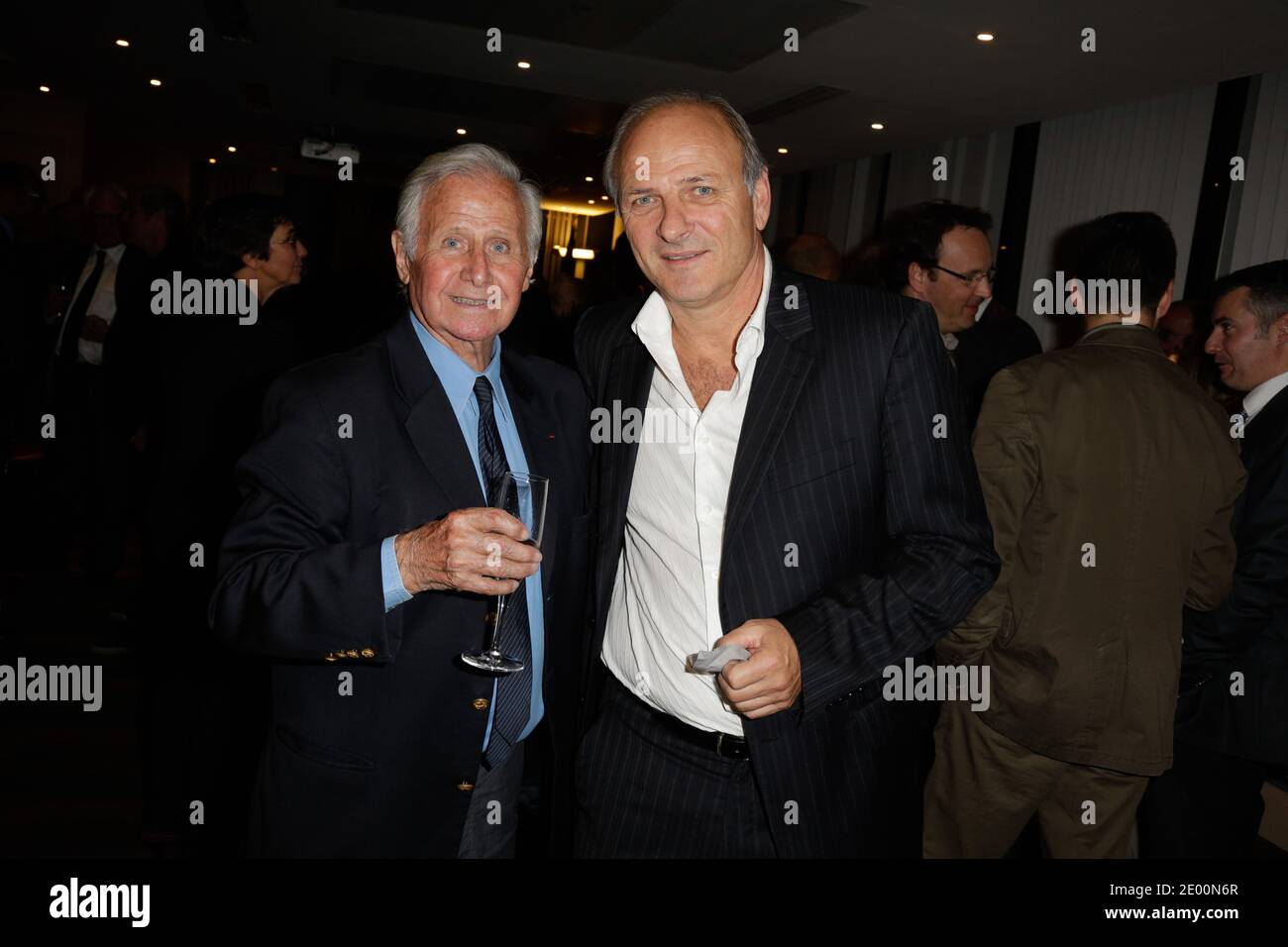 Dominique Bathenay et Michel Hidalgo posent pour des photos après une cérémonie où Just Fontaine a reçu le Grand Officier de la Légion d'Honneur au Ministère du Sport à Paris, France, le 30 octobre 2013. Photo de Jerome Domine/ABACAPRESS.COM Banque D'Images