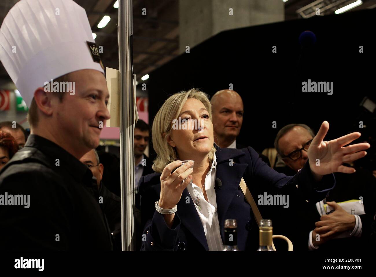 Le 31 octobre 2013, Marine le Pen, présidente du Front National (FN), flanquée de son garde du corps Thierry Legier, s'entretient avec une cuisinière lorsqu'elle visite la 19e foire annuelle du chocolat (salon du chocolat), à Paris, en France. Photo de Stephane Lemouton/ABACAPRESS.COM Banque D'Images