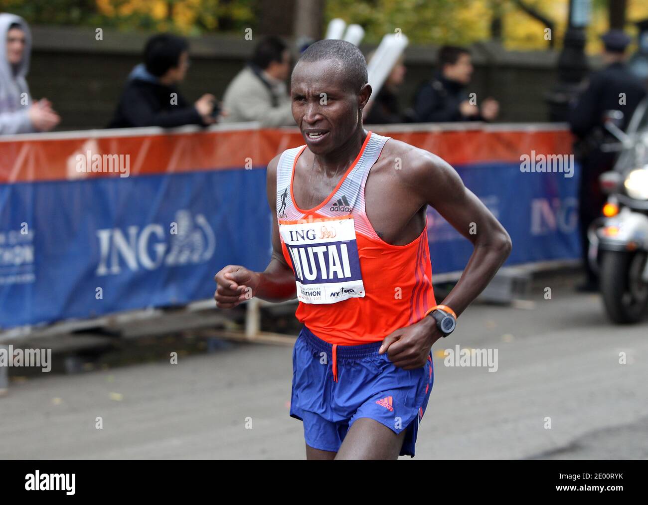 Geoffrey Mutai, du Kenya, est en train de courir le Marathon ING 2013 à New York, NY, États-Unis, le 3 novembre 2013. Geoffrey a gagné le marathon sur 2h08mn. Photo de Charles Guerin/ABACAPRESS.COM Banque D'Images