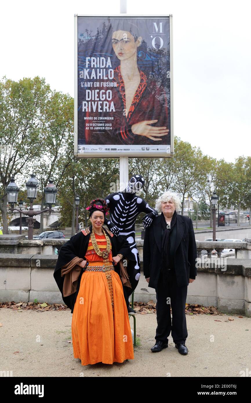 Exclusif. L'actrice péruvienne-malgache Lupe Velez pose avec le propriétaire du Théâtre Dejazet Jean Bouquin alors qu'elle arrive au Musée de l'Orangerie pour voir l'exposition 'Frida Kahlo/Diego Rivera. Art in Fusion' à Paris, France, le 04 novembre 2013. L'exposition a lieu en partenariat avec la pièce de théâtre 'Frida Kahlo - attention peinture Fraiche' mise en scène et interprétée par Lupe Velez au Théâtre Dejazet. Photo d'Alban Wyters/ABACAPRESS.COM Banque D'Images