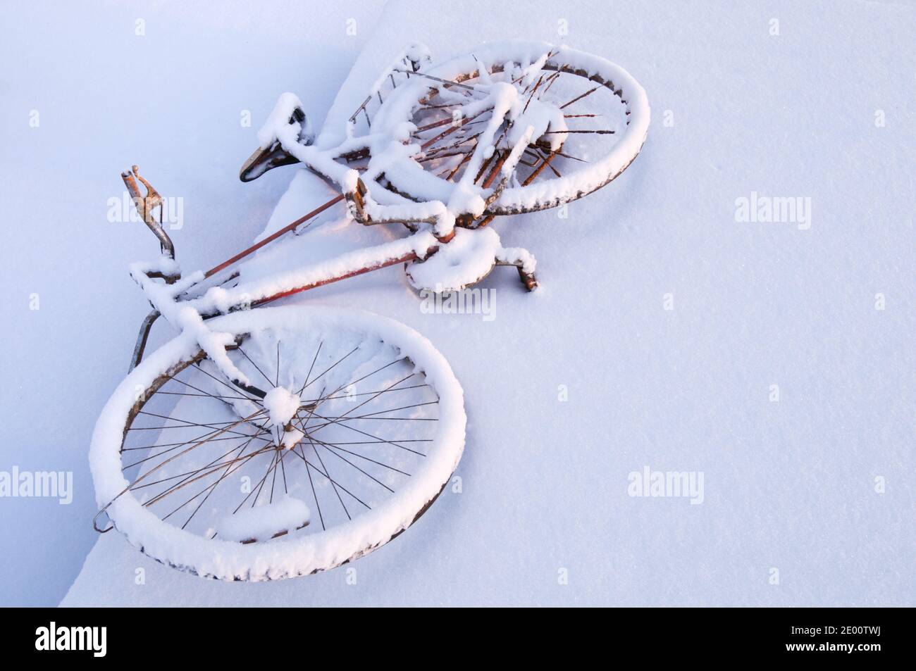 Vieux vélo rouillé recouvert de neige Banque D'Images