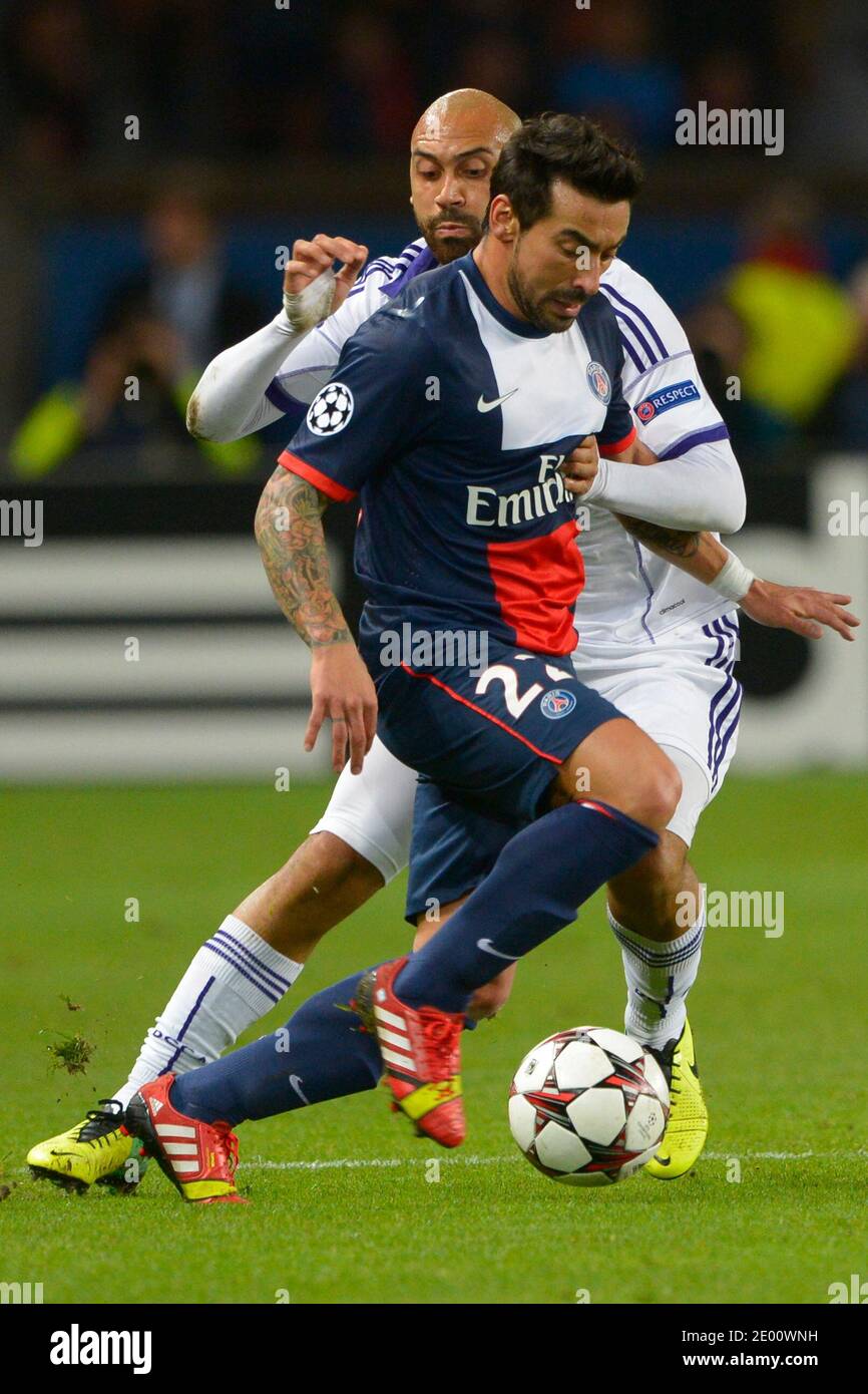 Ezequiel Lavezzi du PSG a affronté Anthony Vanden Borre d'Anderlecht lors du match de football du groupe C de la Ligue des champions, Paris-St-Germain contre Anderlecht à Paris, France, le 5 novembre 2013. PSG et Anderlecht ont dessiné 1-1. Photo de Henri Szwarc/ABACAPRESS.COM Banque D'Images