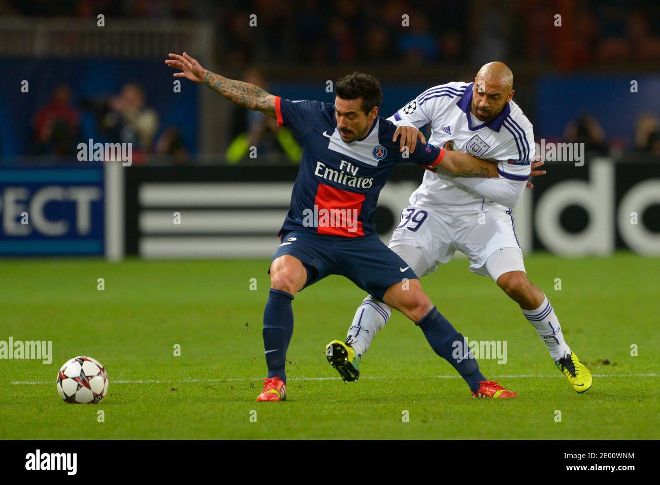 Ezequiel Lavezzi du PSG a affronté Anthony Vanden Borre d'Anderlecht lors du match de football du groupe C de la Ligue des champions, Paris-St-Germain contre Anderlecht à Paris, France, le 5 novembre 2013. PSG et Anderlecht ont dessiné 1-1. Photo de Henri Szwarc/ABACAPRESS.COM Banque D'Images