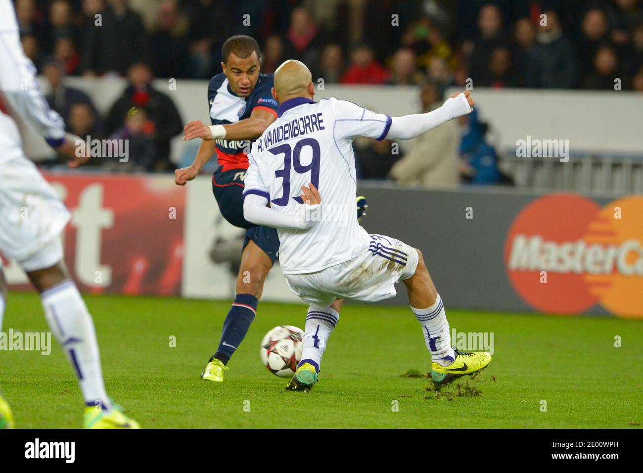Lucas Moura, du PSG, affronte Anthony Vanden Borre, d'Anderlecht, lors du match de football du groupe C de la Ligue des champions, Paris-St-Germain contre Anderlecht, à Paris, en France, le 5 novembre 2013. PSG et Anderlecht ont dessiné 1-1. Photo de Henri Szwarc/ABACAPRESS.COM Banque D'Images