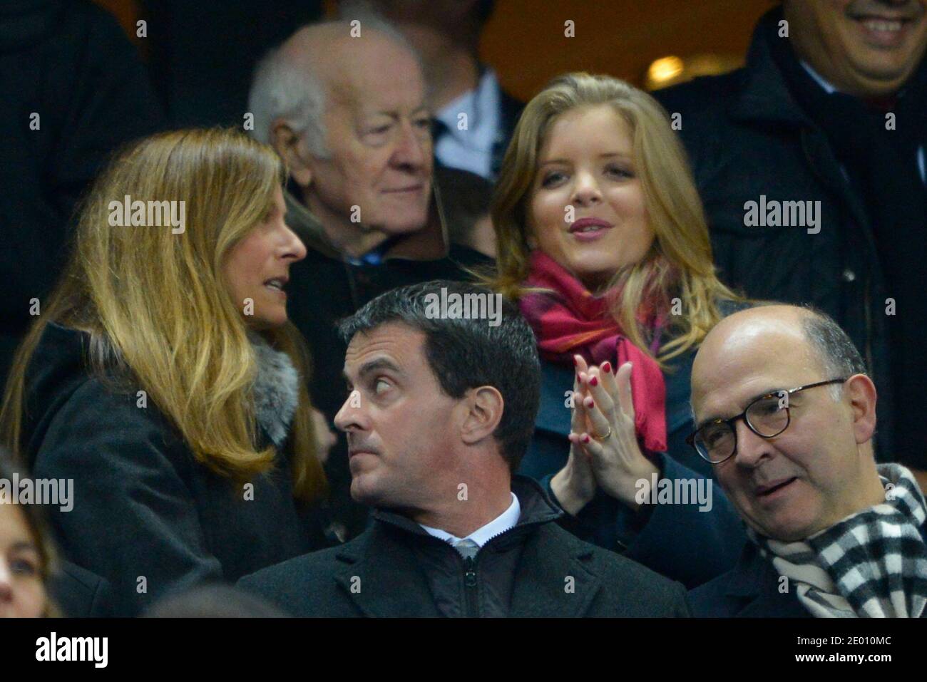 Pierre Moscovici, ministre français de l'économie, sa petite amie Marie-Charline Pacquot, Manuel Valls, ministre français de l'intérieur et sa femme Anne Gravoin lors d'un match international de test, France contre Nouvelle-Zélande All Blacks au Stade de France à Saintt-Denisbanlieue de Paris, France, le 9 novembre 2013. La Nouvelle-Zélande a gagné 26-19. Photo de Henri Szwarc/ABACAPRESS.COM Banque D'Images