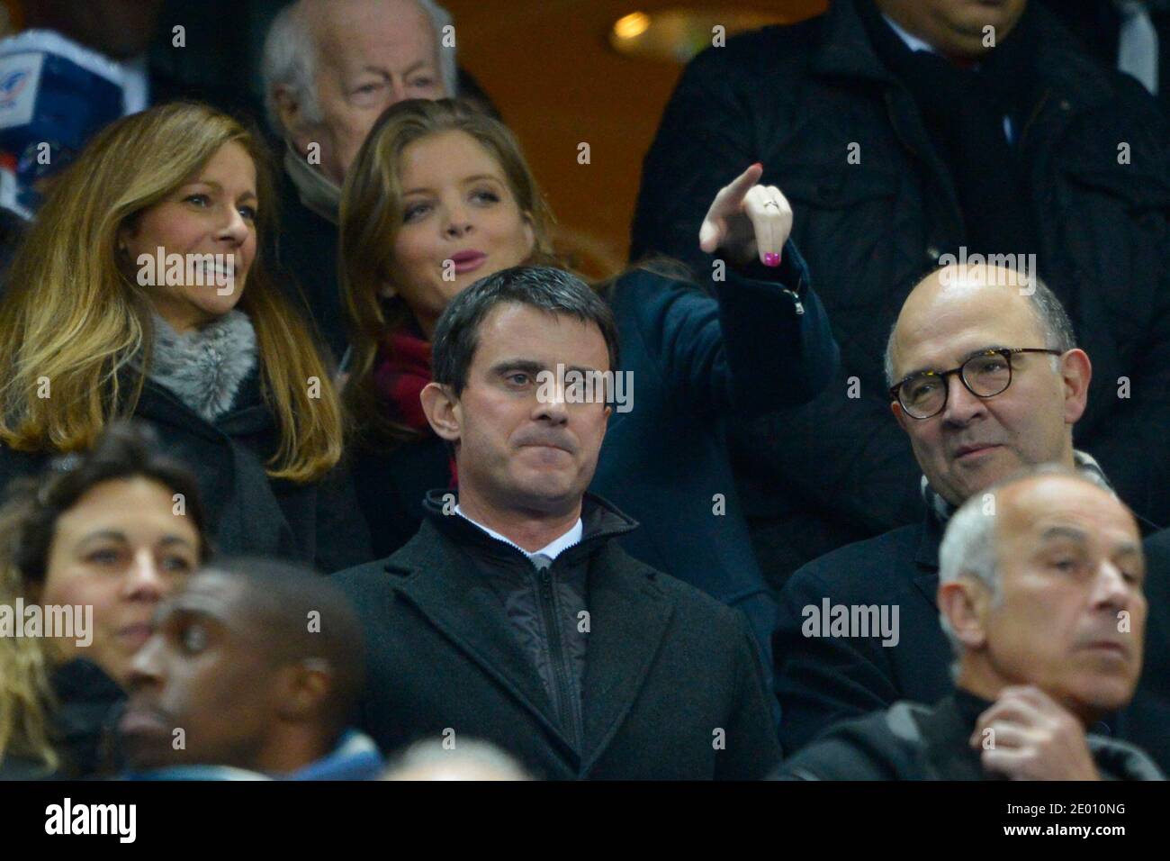 Pierre Moscovici, ministre français de l'économie, sa petite amie Marie-Charline Pacquot, Manuel Valls, ministre français de l'intérieur et sa femme Anne Gravoin lors d'un match international de test, France contre Nouvelle-Zélande All Blacks au Stade de France à Saintt-Denisbanlieue de Paris, France, le 9 novembre 2013. La Nouvelle-Zélande a gagné 26-19. Photo de Henri Szwarc/ABACAPRESS.COM Banque D'Images