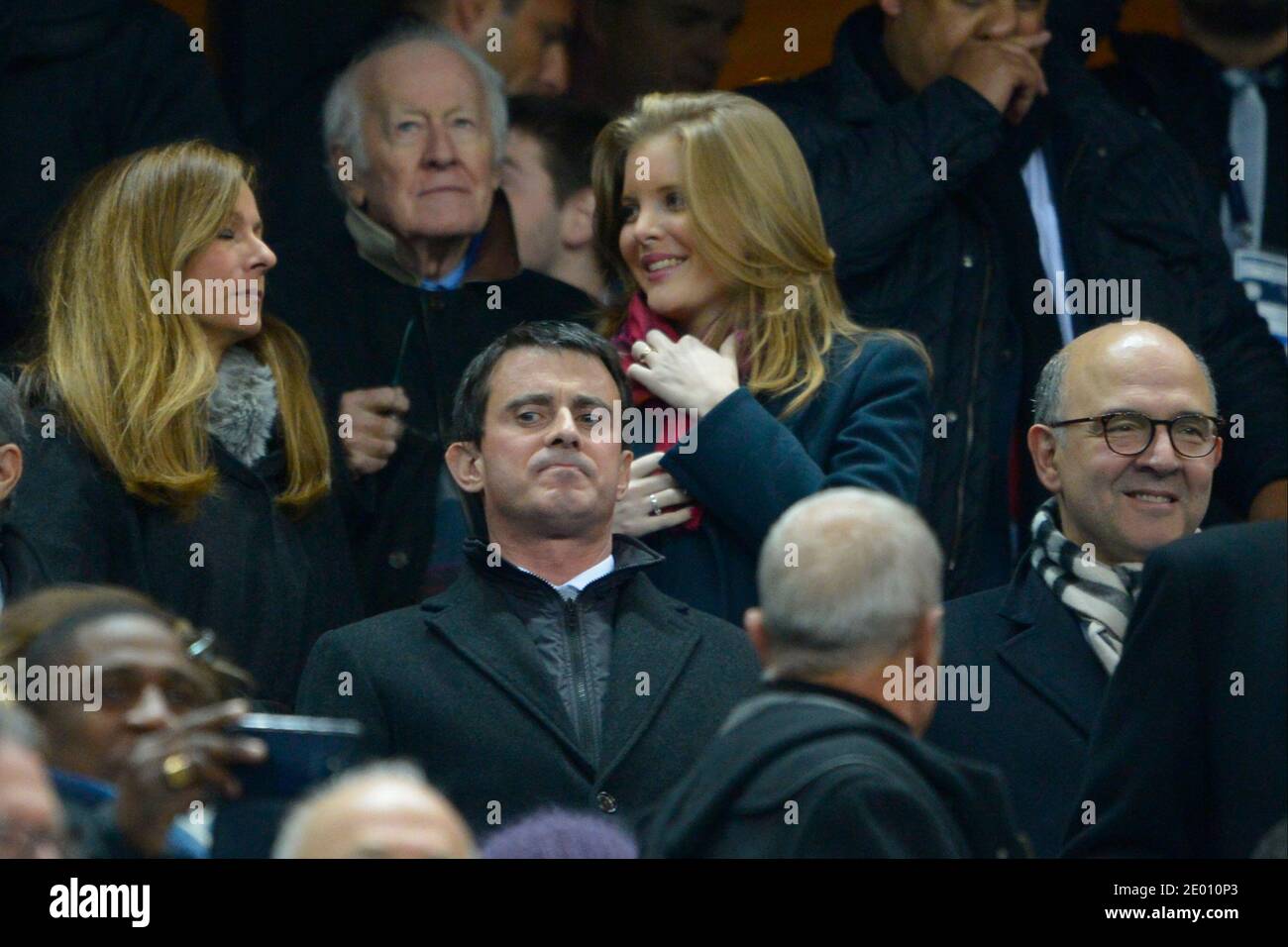 Pierre Moscovici, ministre français de l'économie, sa petite amie Marie-Charline Pacquot, Manuel Valls, ministre français de l'intérieur et sa femme Anne Gravoin lors d'un match international de test, France contre Nouvelle-Zélande All Blacks au Stade de France à Saintt-Denisbanlieue de Paris, France, le 9 novembre 2013. La Nouvelle-Zélande a gagné 26-19. Photo de Henri Szwarc/ABACAPRESS.COM Banque D'Images