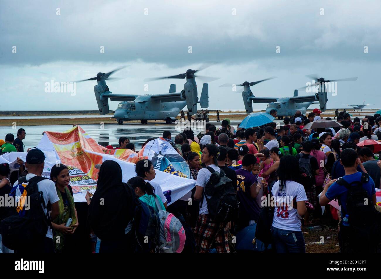 MV-22 Ospreys affecté au 42e Escadron de Tiltrotor maritime 261, 1re Escadre d'aéronefs maritimes, chargent des fournitures pour fournir de l'aide pendant l'opération Damayan. Le Groupe de grève des transporteurs George Washington et la 3e Brigade expéditionnaire maritime aident le gouvernement philippin en réponse aux séquelles du typhon Haiyan en République des Philippines. Tacloban (Philippines), le 14 novembre 2013. Photo par US Navy via ABACAPRESS.COM Banque D'Images
