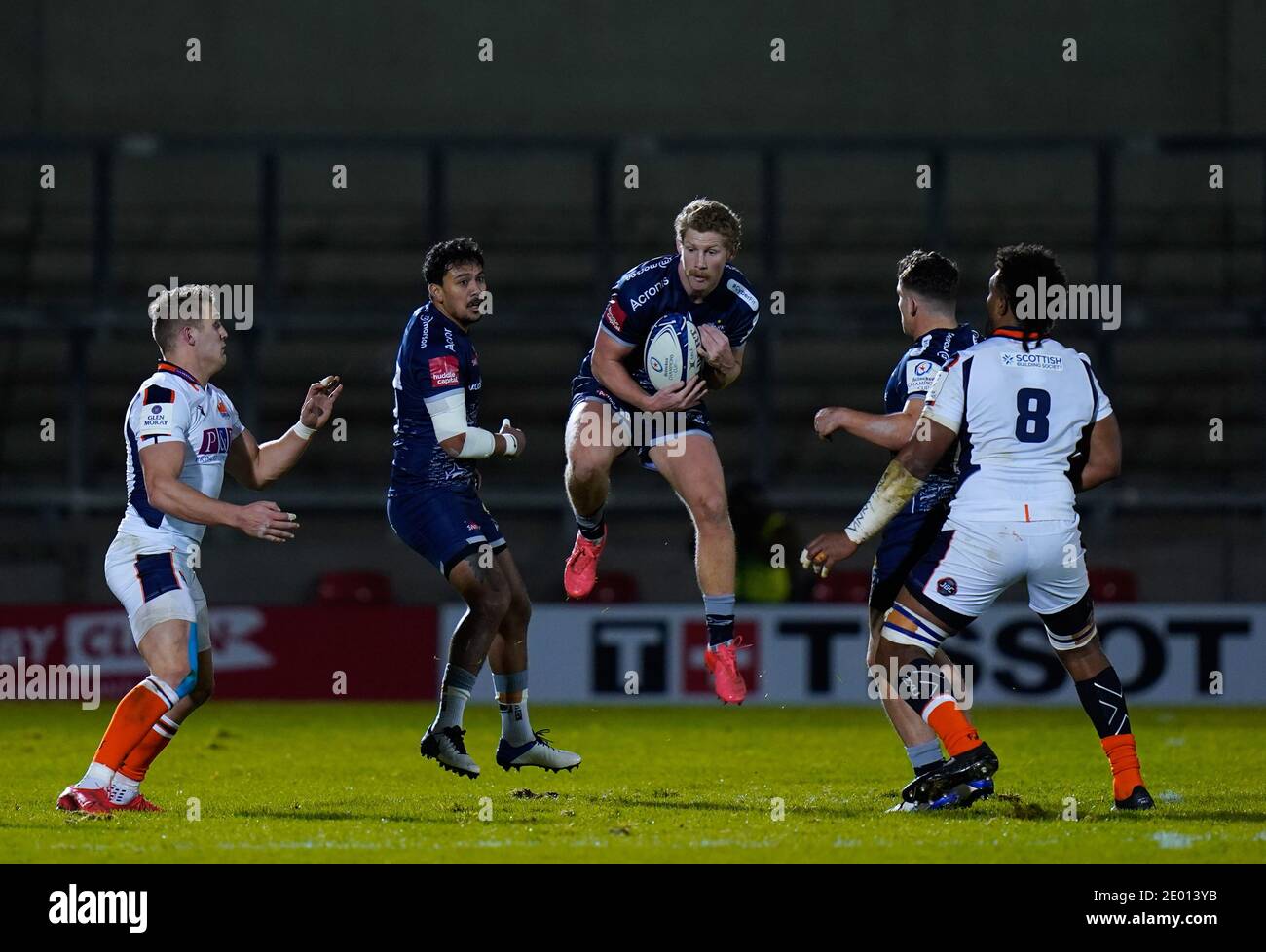 Solde demi-vol des requins Rob du Preez attrape une balle haute lors du match de la coupe des champions européens sale Sharks -V- Edinburgh Rugby au stade AJ Bell, Banque D'Images