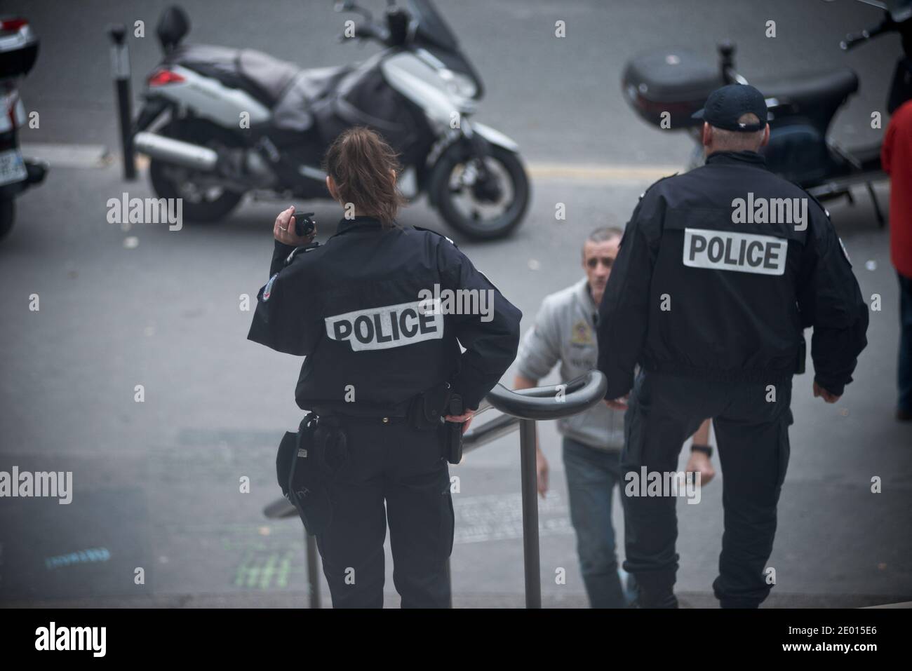 La police tient des gardes devant le siège de radio France, la Maison de la radio à Paris, France, le 18 novembre 2013. Trois jours après une fusillade sur le réseau d'informations BFM-TV, un tireur a ouvert aujourd'hui le feu dans le hall d'un bureau de presse français Liberation à Paris. Photo de Nicolas Messyasz/ABACAPRESS.COM Banque D'Images