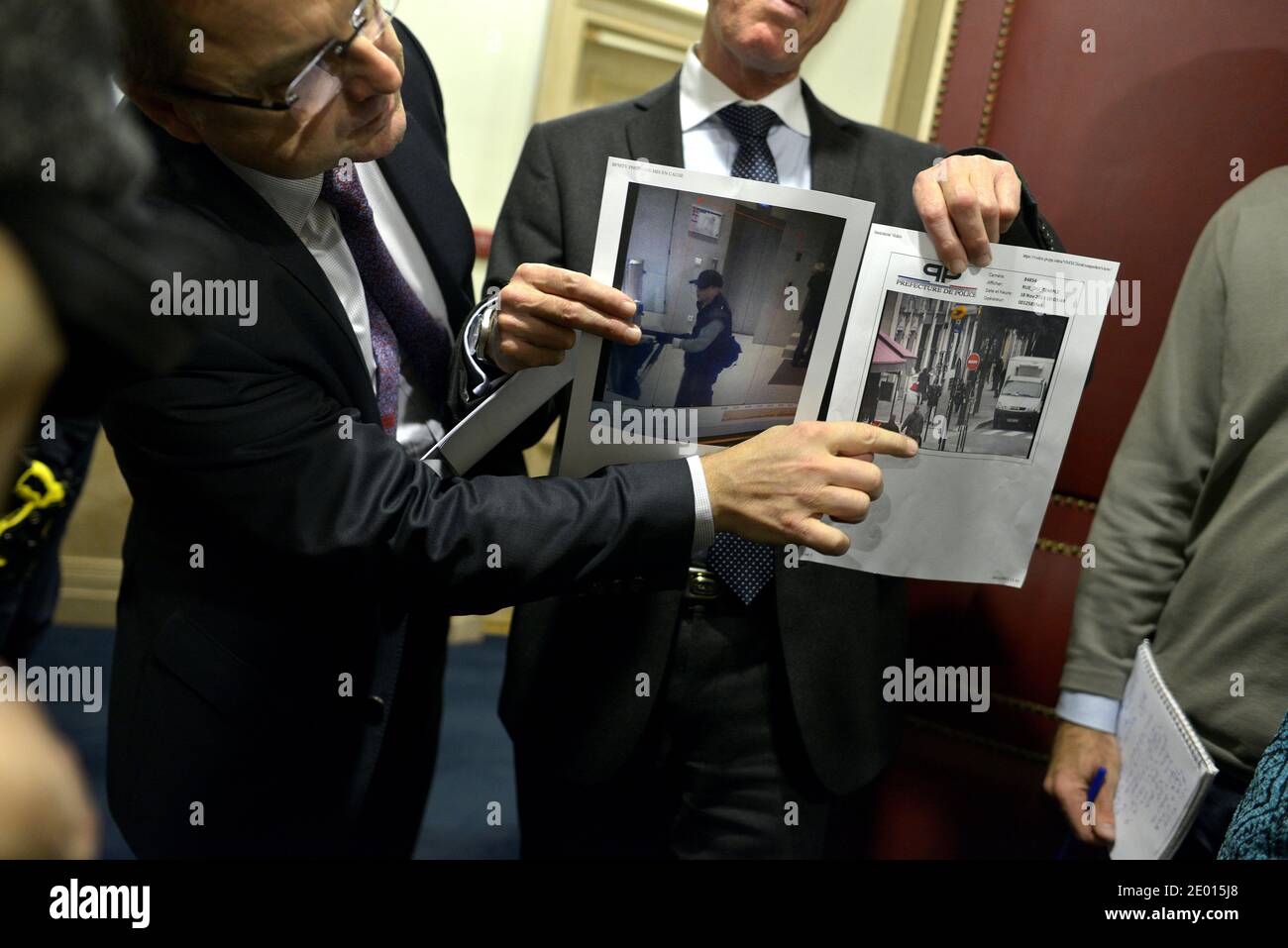 Le procureur français François Molins et le directeur de la police judiciaire de Paris Christian Flaesch lors d'une conférence de presse montrant une photo de l'homme armé qui a ouvert le feu dans le hall de l'office de presse français libération, Blessant sérieusement un assistant photographe et ouvert le feu devant le siège de la Société générale dans le quartier d'affaires de la Défense avant de prendre une voiture pour l'emmener sur l'avenue des champs-Elysées, aujourd'hui à Paris, en France, le 18 novembre 2013. Photo de Mousse/ABACAPRESS.COM Banque D'Images