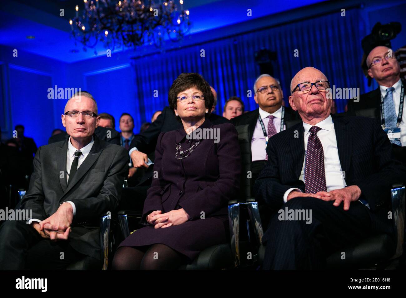 De gauche à droite, Robert Thomson, PDG de News Corp, Valerie Jarrett, conseillère principale du président, et Rupert Murdoch écoutent le président Barack Obama lors de la réunion annuelle du conseil de direction du Wall Street Journal, à l'hôtel four Seasons, le 19 novembre 2013, à Washington, DC, Etats-Unis. Obama a discuté entre autres de la réforme de l'immigration et du déploiement des soins de santé. Photo de Drew Angerer/Pool/ABACAPRESS.COM Banque D'Images