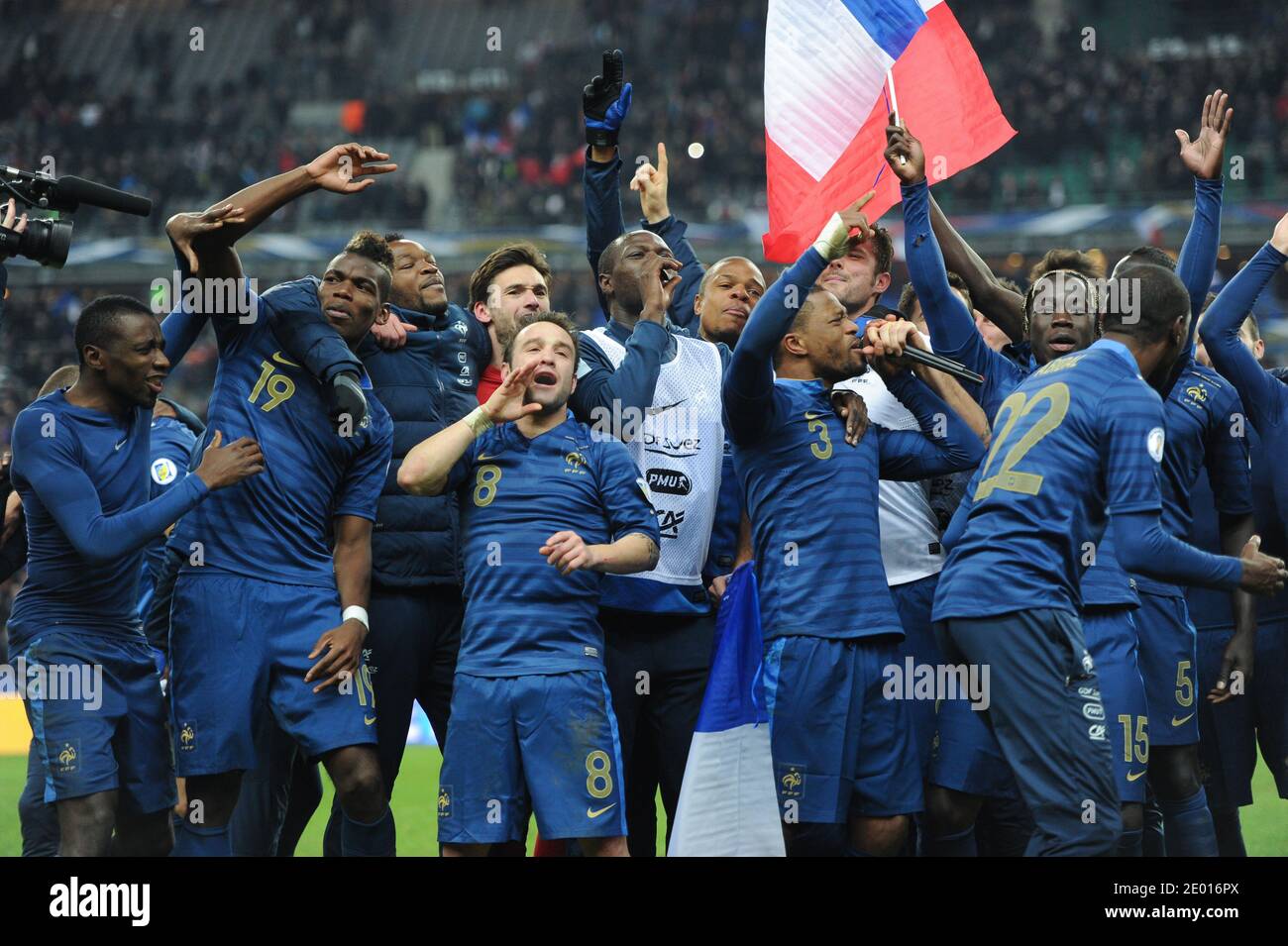 L'équipe française célèbre après avoir remporté le match de football de la  coupe du monde de la FIFA, Europe Group 2014, la France contre l'Ukraine au  Stade de France, dans la banlieue