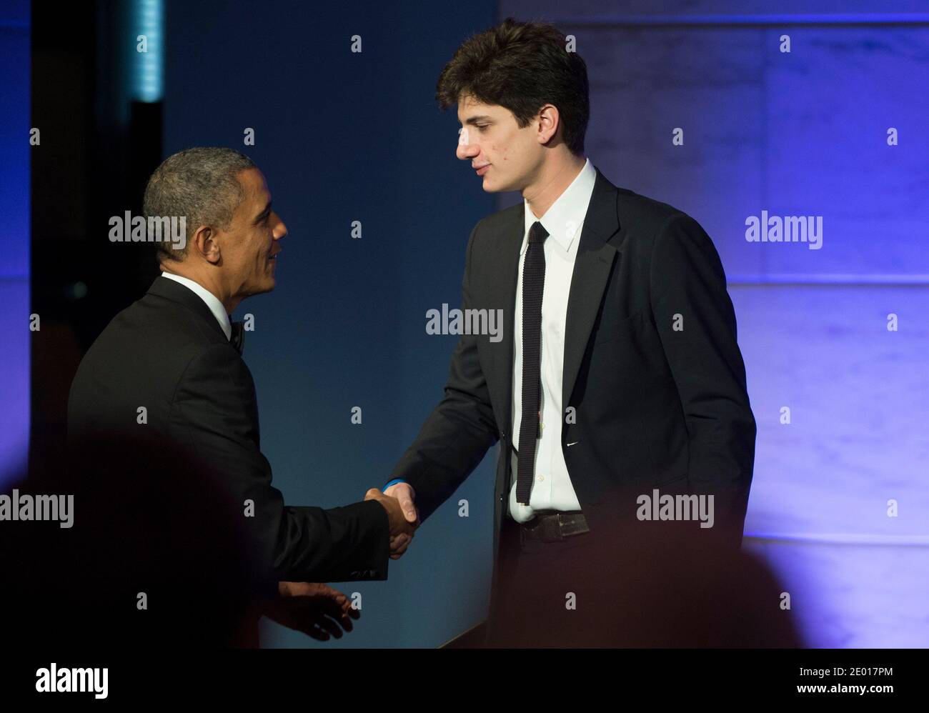 Le président Barack Obama se serre la main avec Jack Schlossberg, petit-fils du président John F. Kennedy, après avoir présenté Obama, lors d'un dîner en l'honneur des lauréats de la Médaille de la liberté au Smithsonian National Museum of American History à Washington, DC, USA, le 20 novembre 2013. Photo de Kevin Dietsch/Pool/ABACAPRESS.COM Banque D'Images