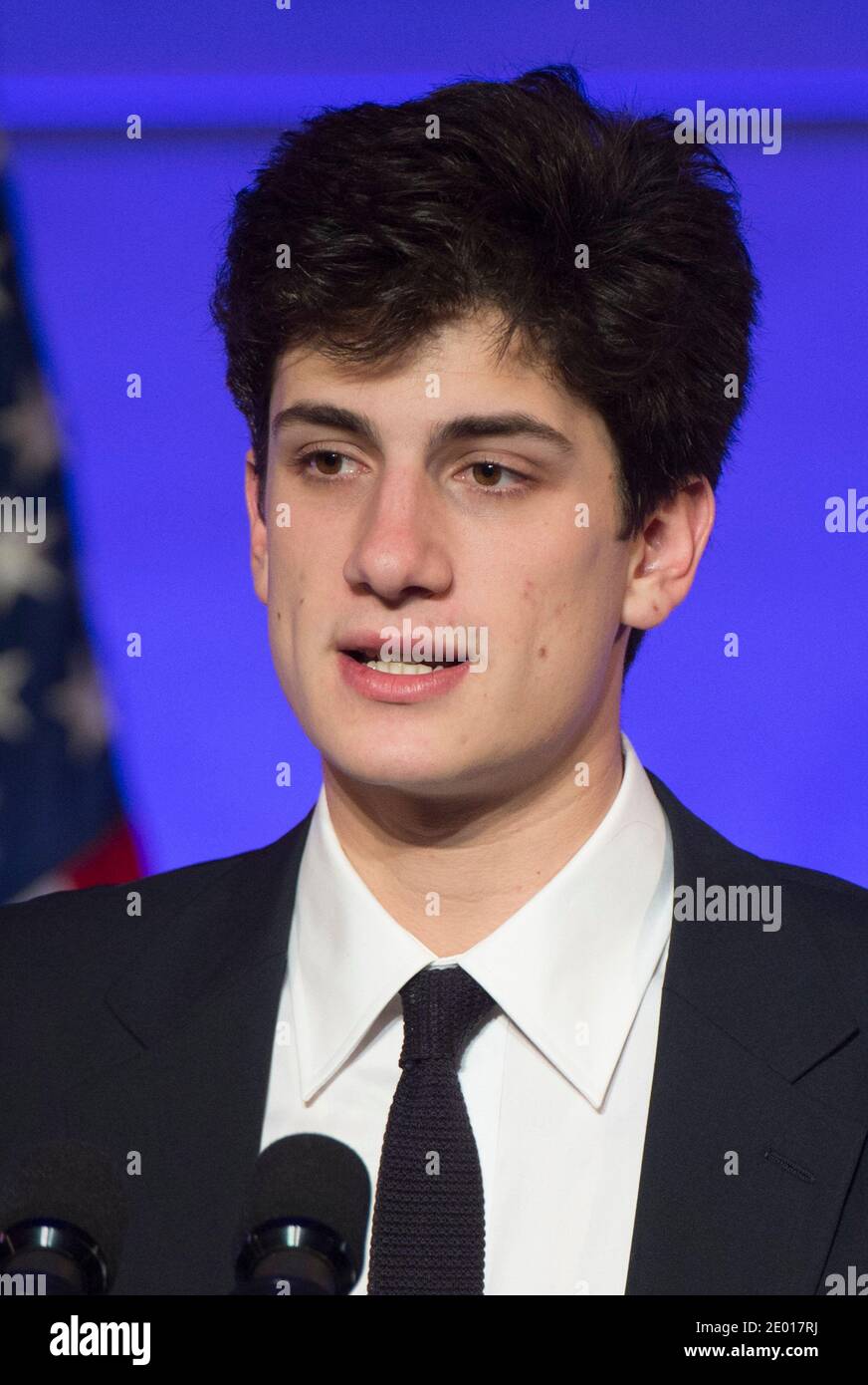 Jack Schlossberg, petit-fils du président John F. Kennedy, présente le président Barack Obama lors d'un dîner en l'honneur des lauréats de la Médaille de la liberté au Smithsonian National Museum of American History à Washington, DC, USA, le 20 novembre 2013. Photo de Kevin Dietsch/Pool/ABACAPRESS.COM Banque D'Images