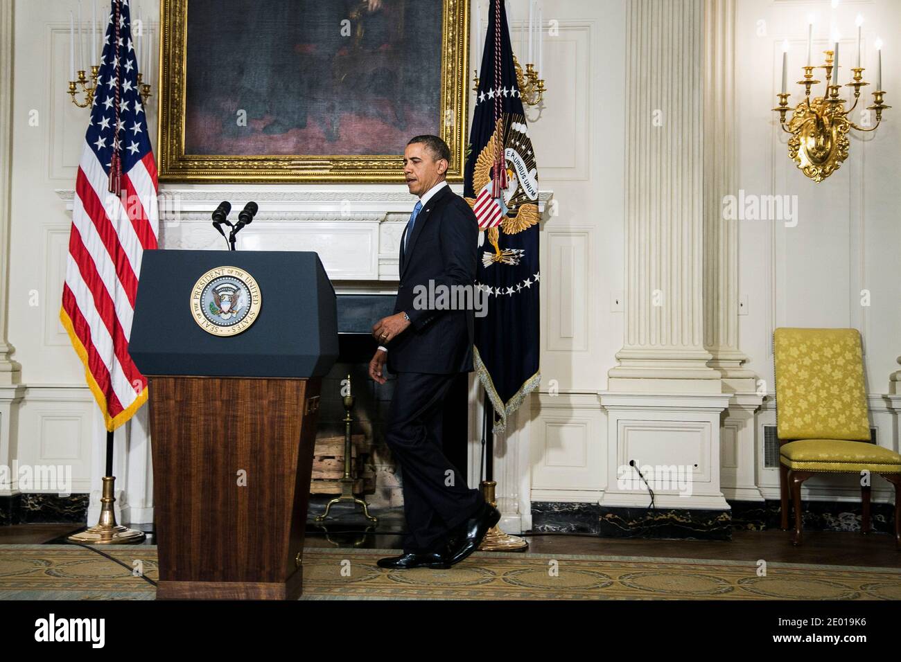 Le président Barack Obama fait une déclaration annonçant un accord intérimaire sur l'énergie nucléaire iranienne qui a été conclu dans le cadre des négociations entre l'Iran et six puissances mondiales, depuis la salle à manger de l'État à la Maison Blanche le 23 novembre 2013 à Washington, DC, États-Unis. L'un des principaux points d'achoppement dans les négociations a été l'insistance de l'Iran sur son droit d'enrichir de l'uranium. Photo de T.J. Kirkpatrick/Pool/ABACAPRESS.COM Banque D'Images